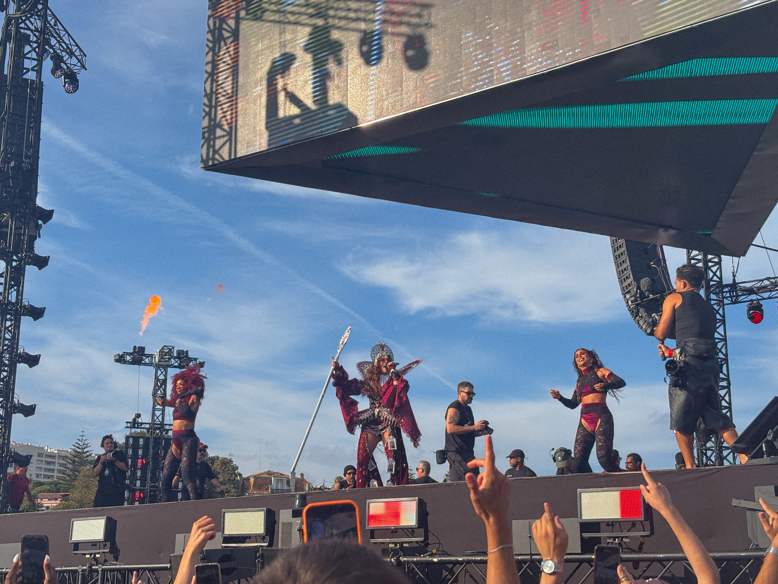 “Toda a gente vem para se divertir, ninguém vem para julgar”. Anitta trouxe o Carnaval até Portugal e 30 mil pessoas fizeram parte do bloco