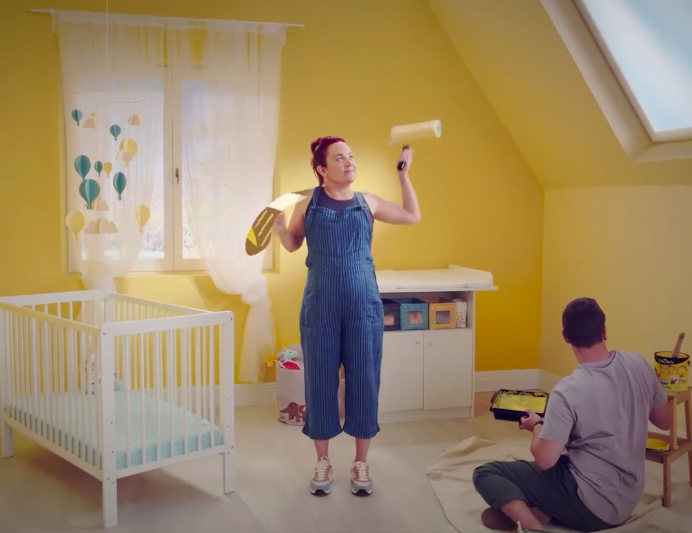 “Hannah espera que seja uma menina, Dave está apenas à espera que seja dele”. Crown Paints acusada de anúncio misógino e sexista