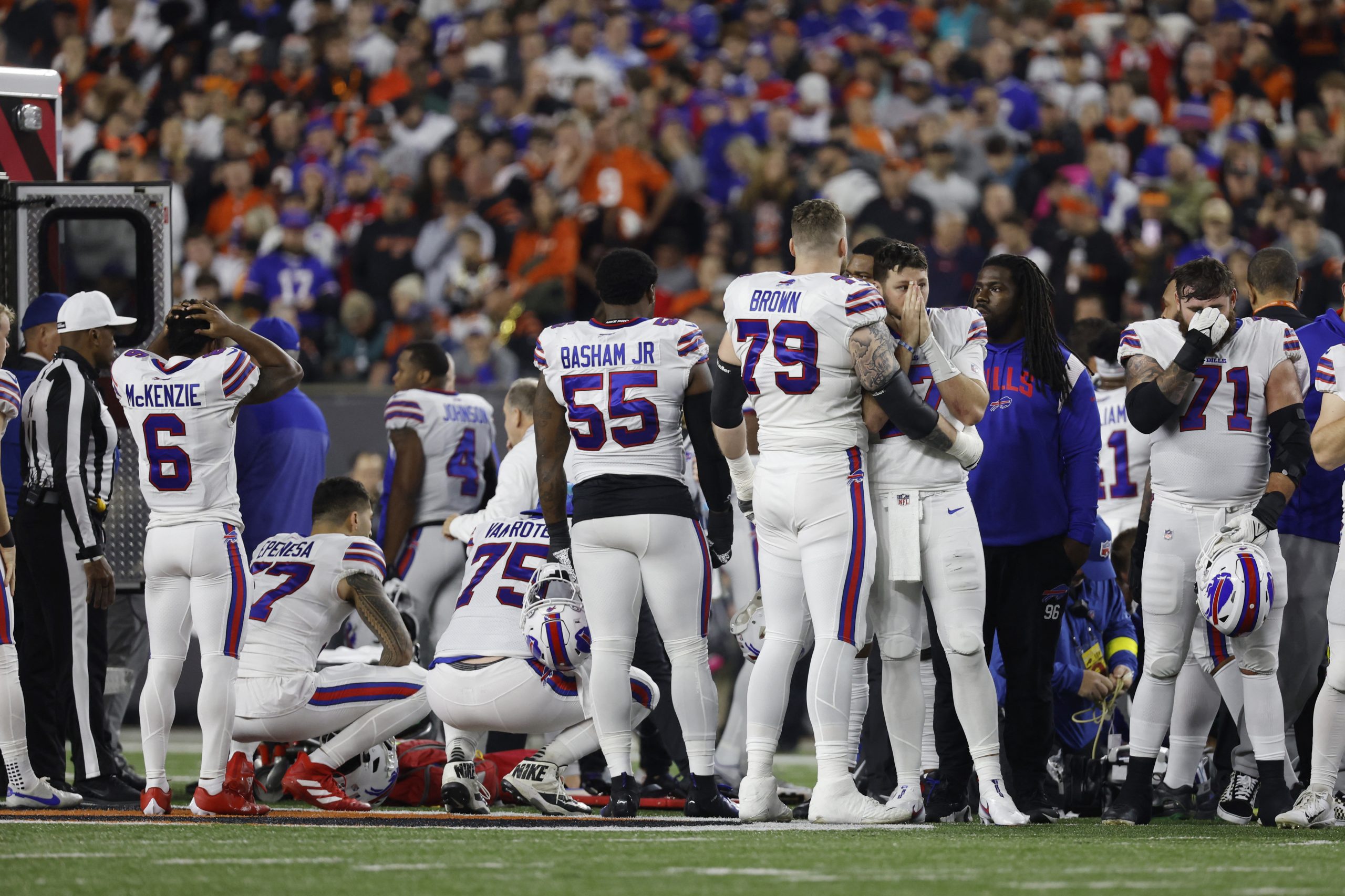 NFL: Damar Hamlin dos Buffalo Bills em estado crítico após colapsar a meio de jogo