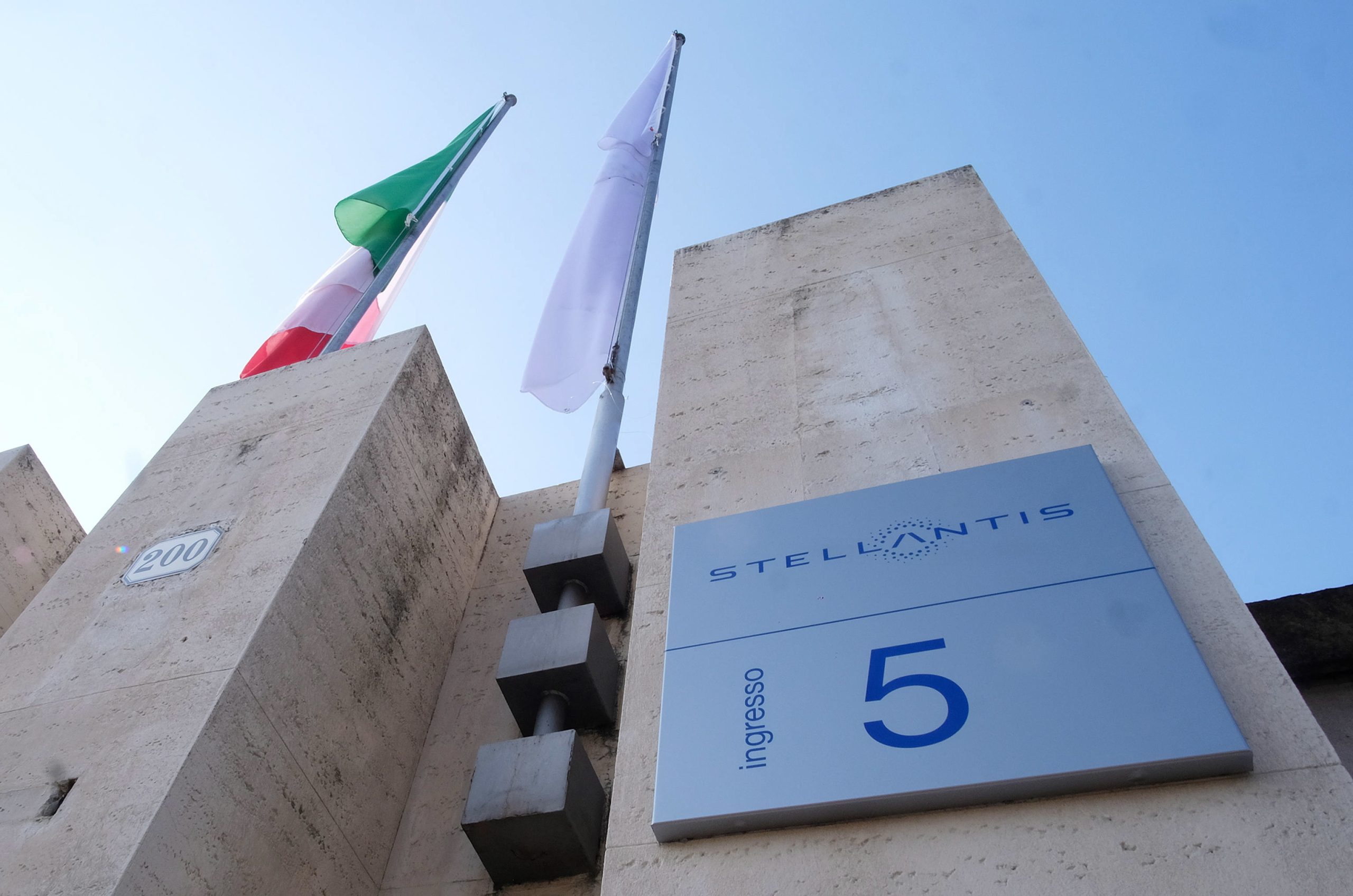 Novo grupo automóvel Stellantis estreia-se em alta na bolsa de Milão