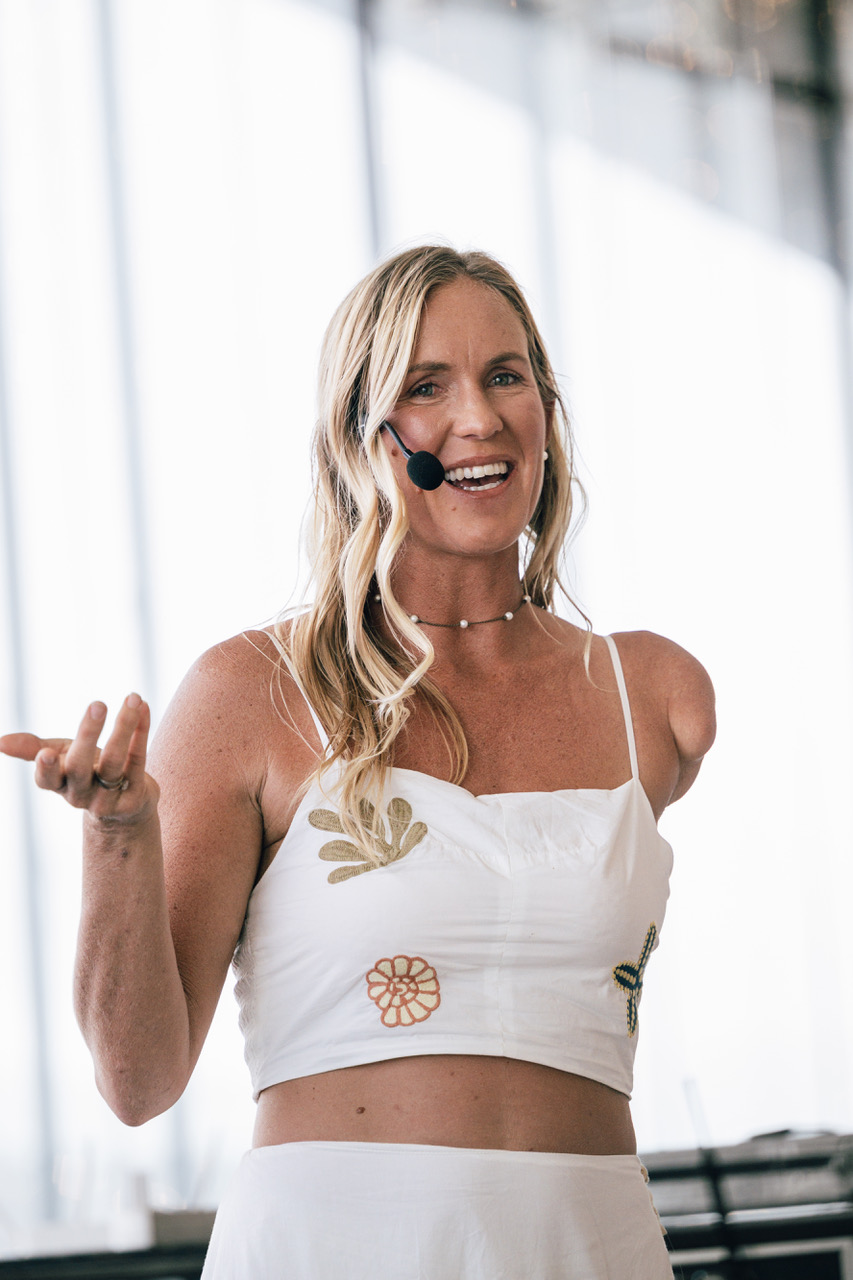 A surfista Bethany Hamilton perdeu um braço num ataque de um tubarão aos 13 anos. Agora leva Deus e os medos ao mundo inteiro