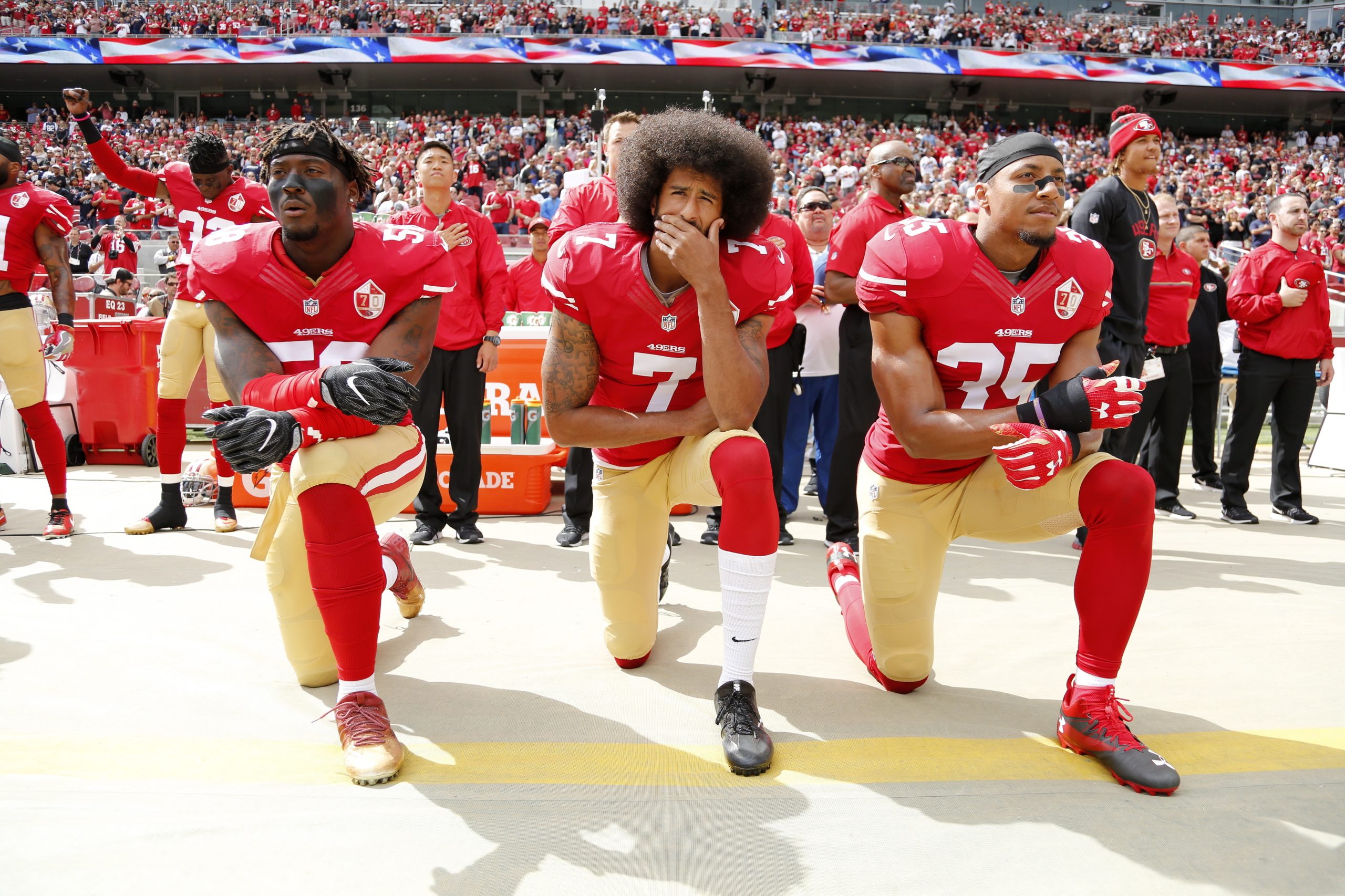 NFL vai indemnizar dois jogadores que se ajoelharam durante o hino americano