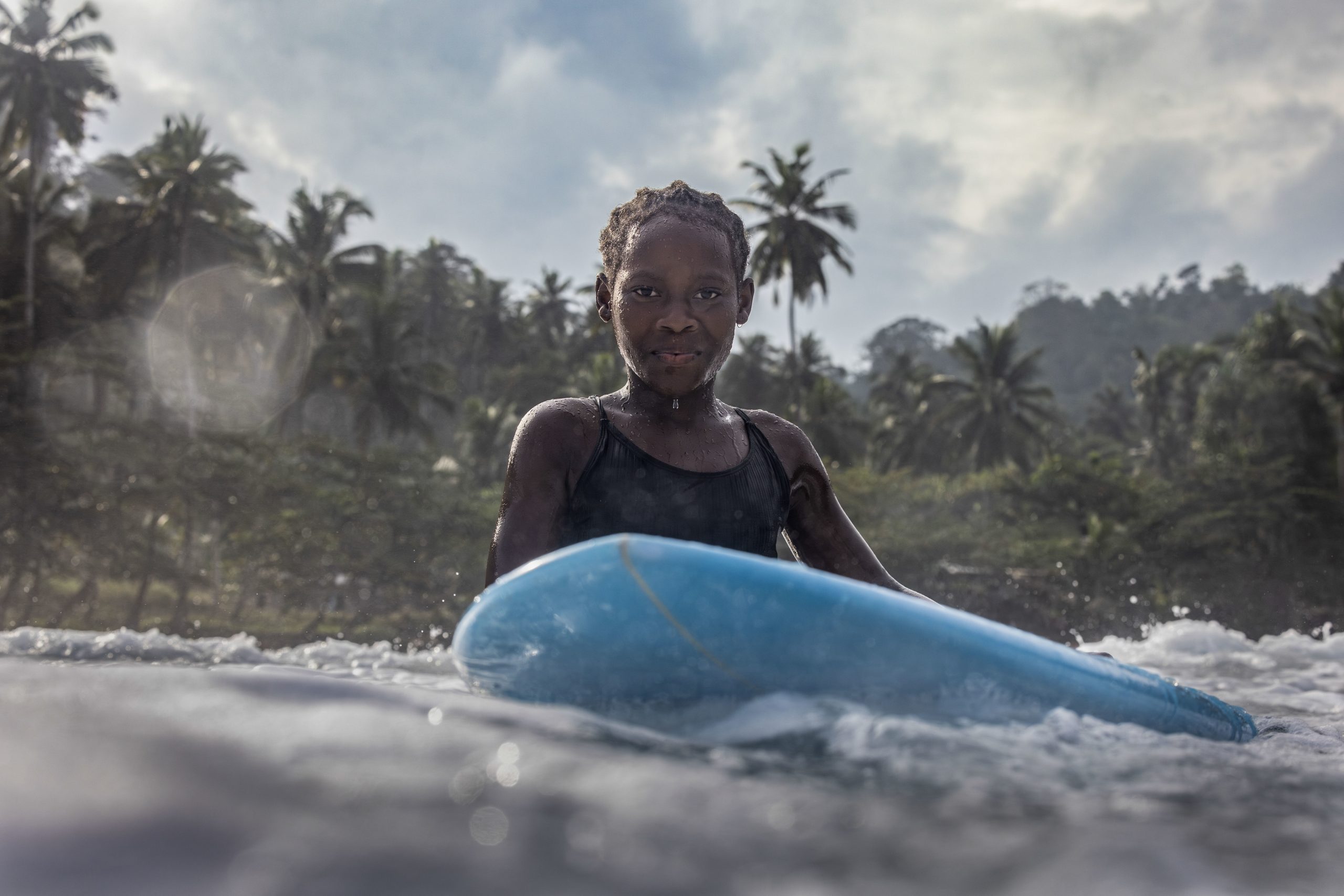 Raparigas são-tomenses continuam a surfar contra as “ondas difíceis” da vida