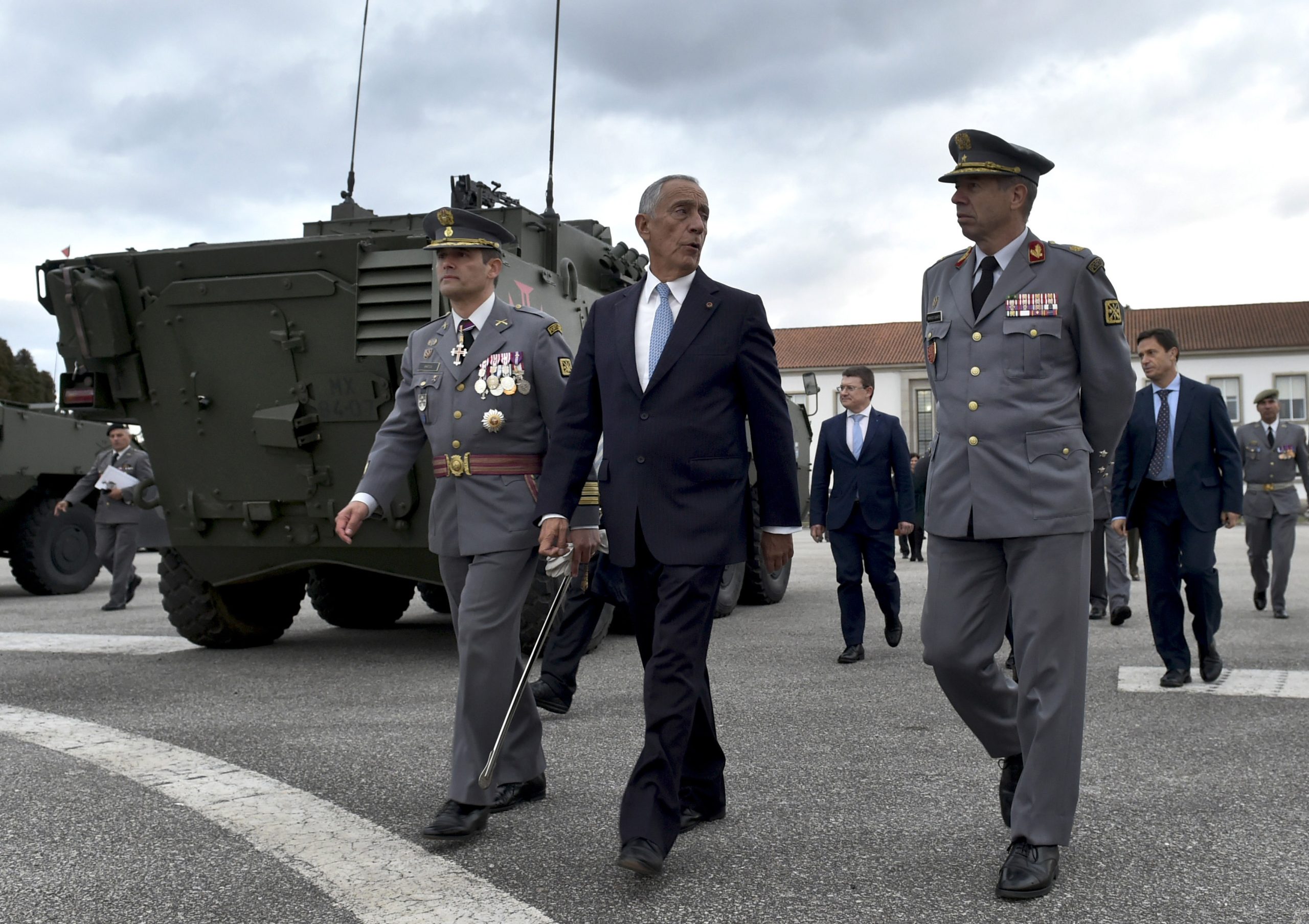 Presidente lamenta que Exército não esteja mais presente no país