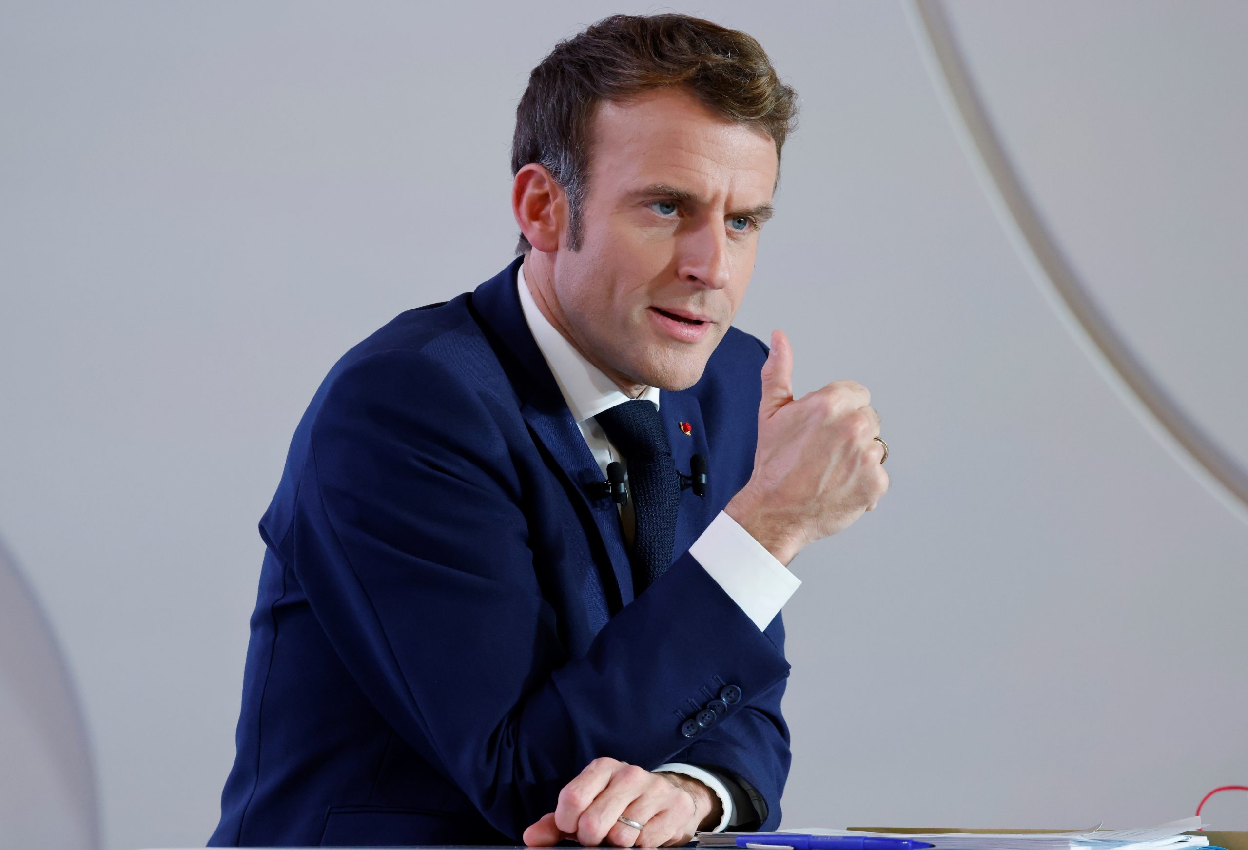 “Emmerder”. Macron empenhado em “chatear” os não vacinados com restrições em França