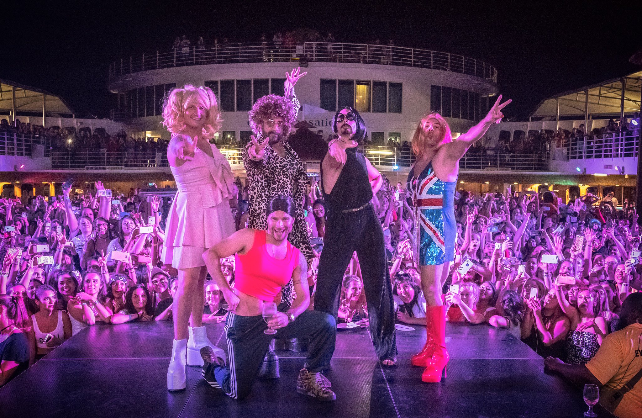 Backstreet Boys ‘transformam-se’ em Spice Boys, numa homenagem às Spice Girls