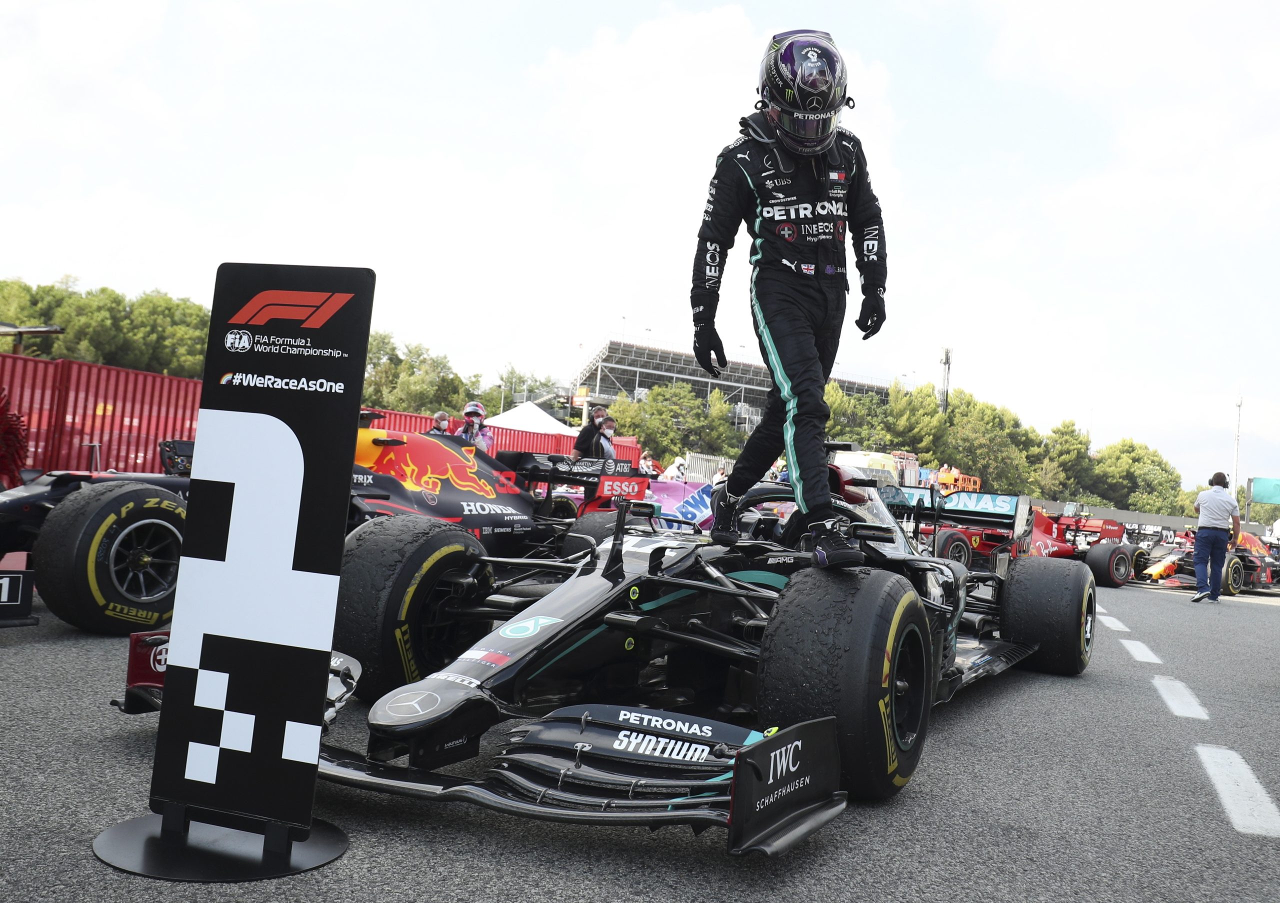 F1: Mercedes e Hamilton vão aproveitar as pausas dos grandes prémios para negociar