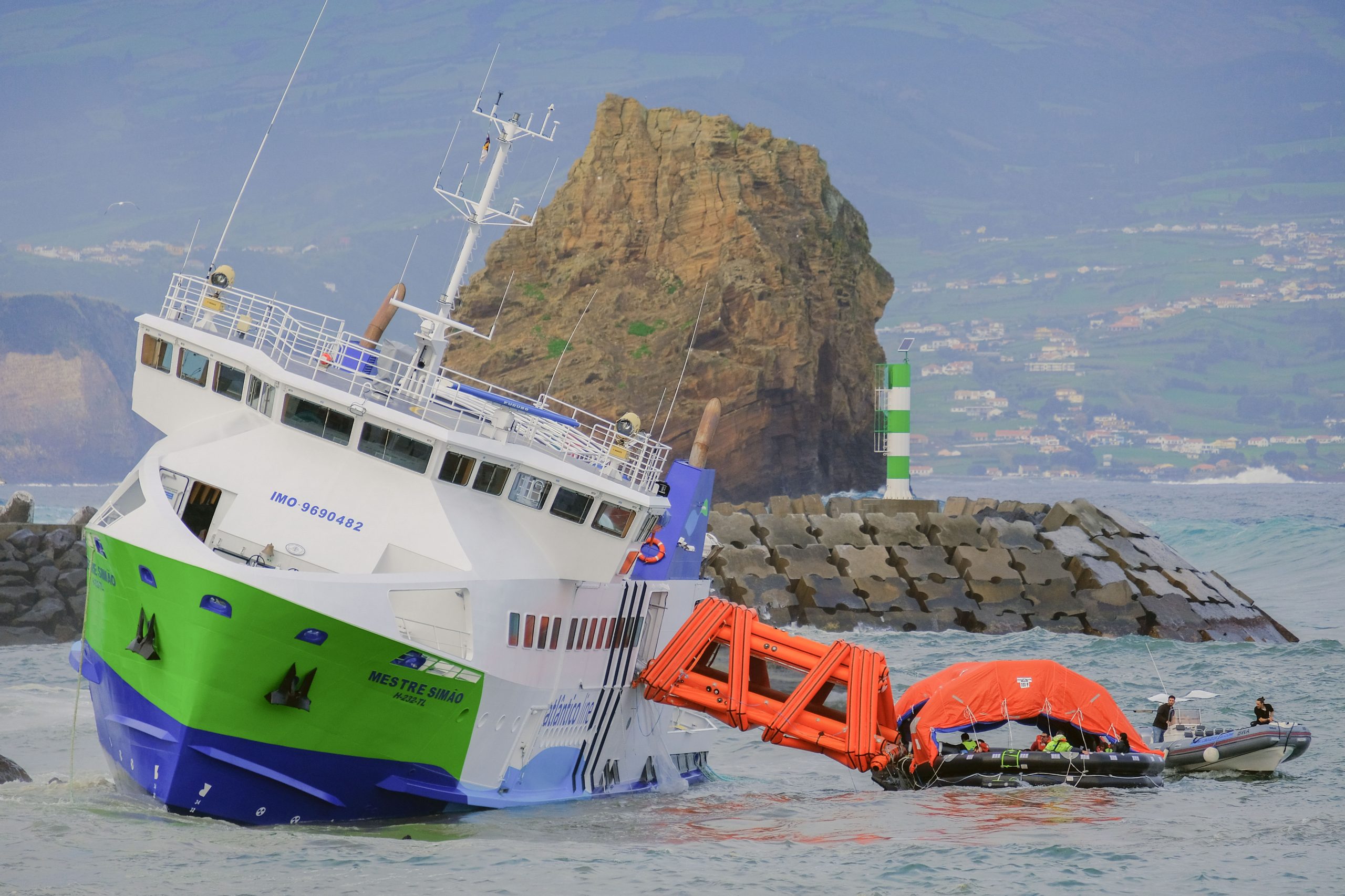 Concluídos trabalhos de remoção do navio “Mestre Simão” nos Açores