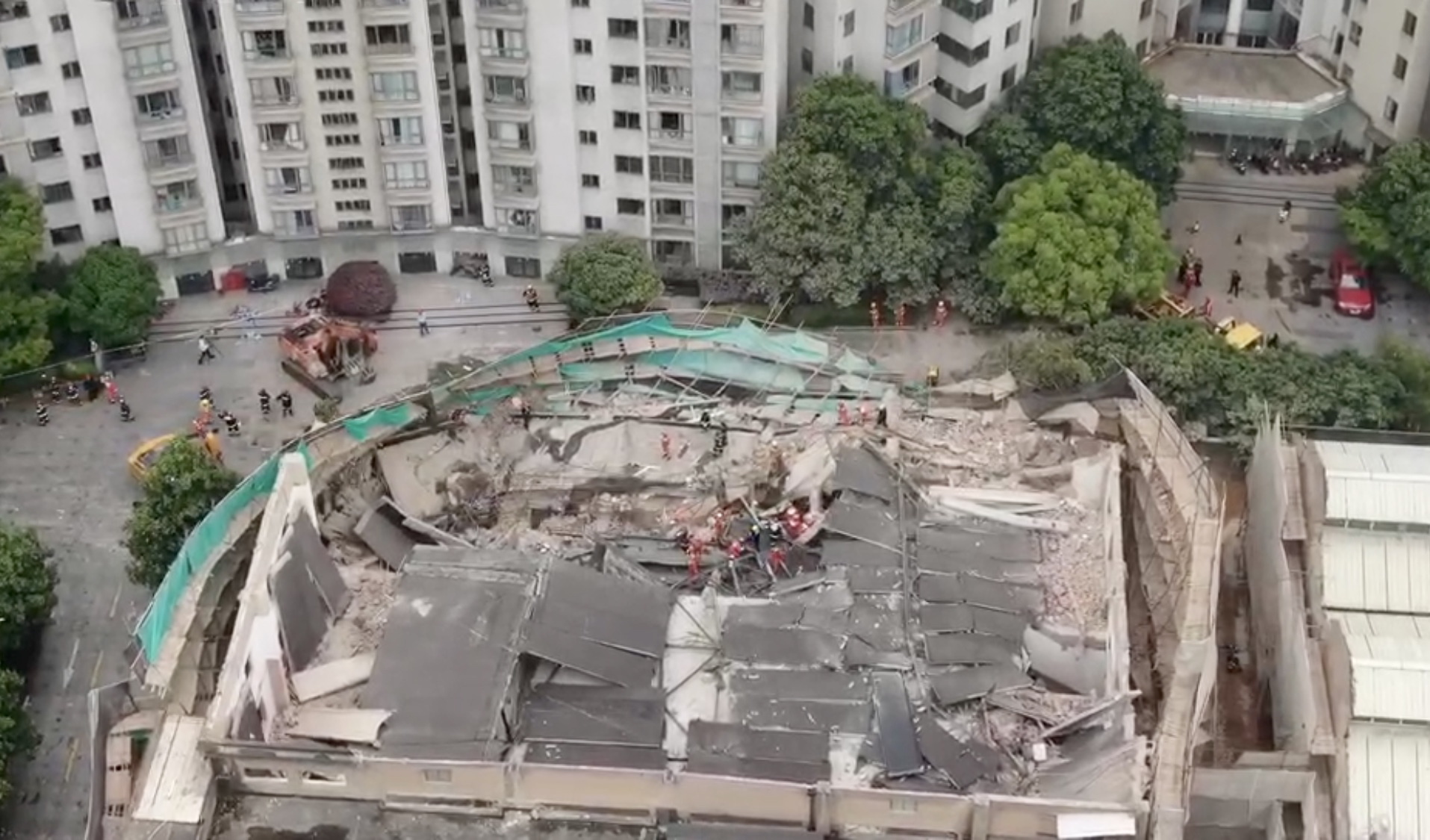 Desmoronamento de edifício em Xangai faz pelo menos cinco mortos