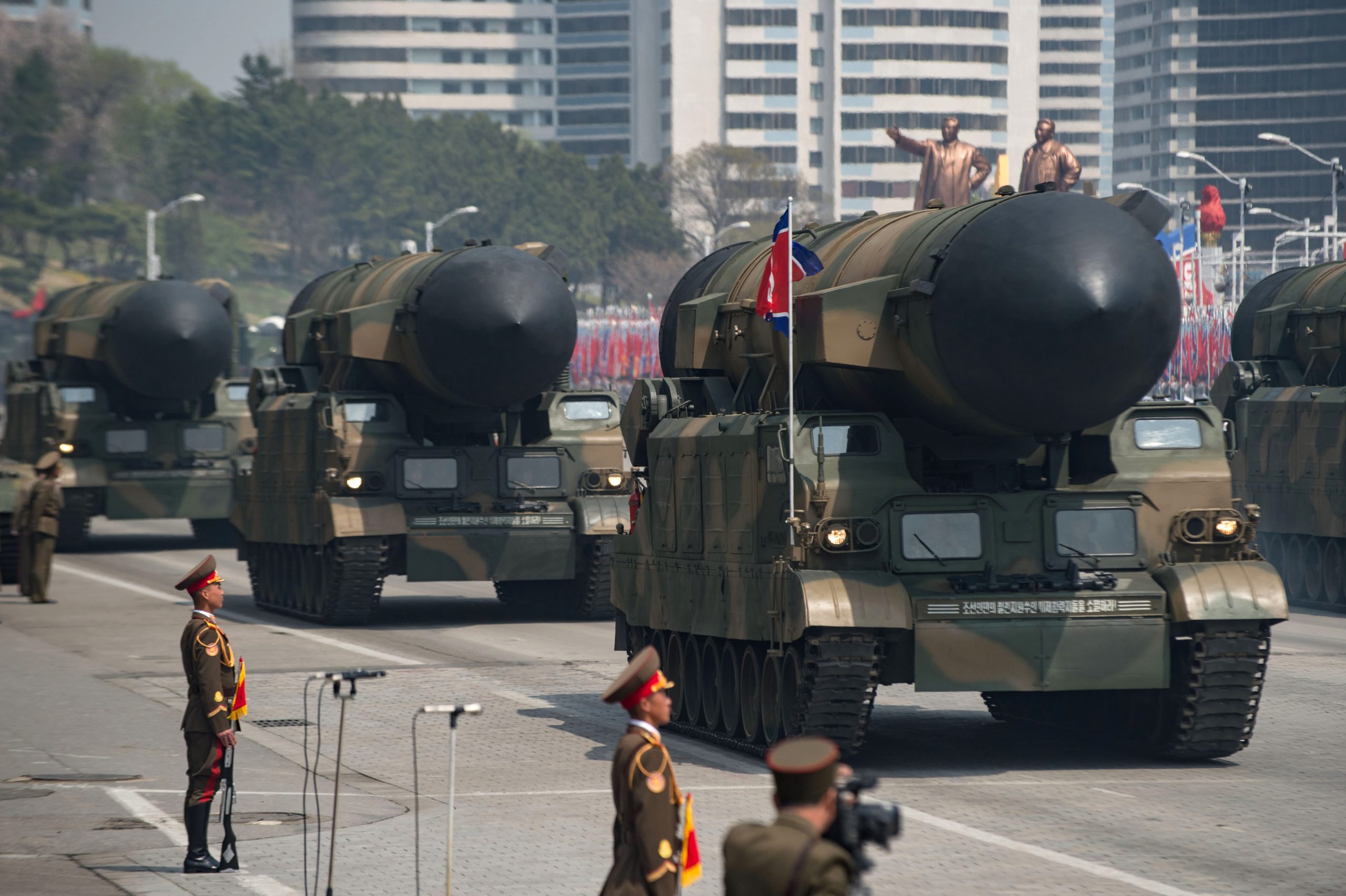 Pyongyang exibe possível novo míssil de longo alcance em desfile militar