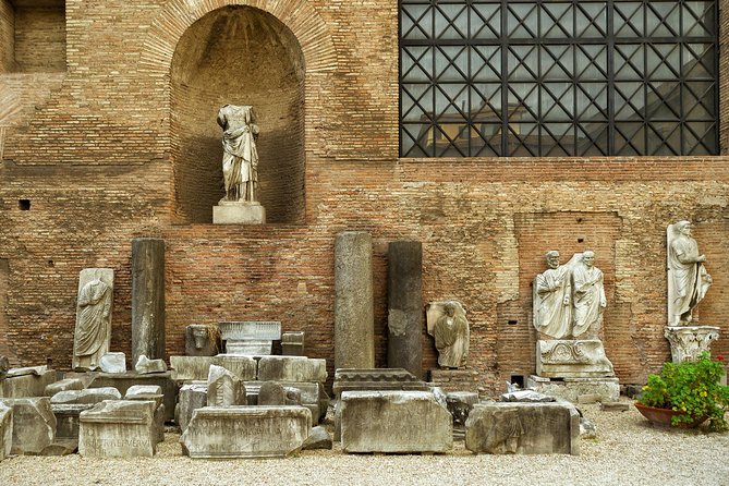 Mulher devolve pedaço de mármore romano a museu e pede desculpa “por ser uma americana idiota”