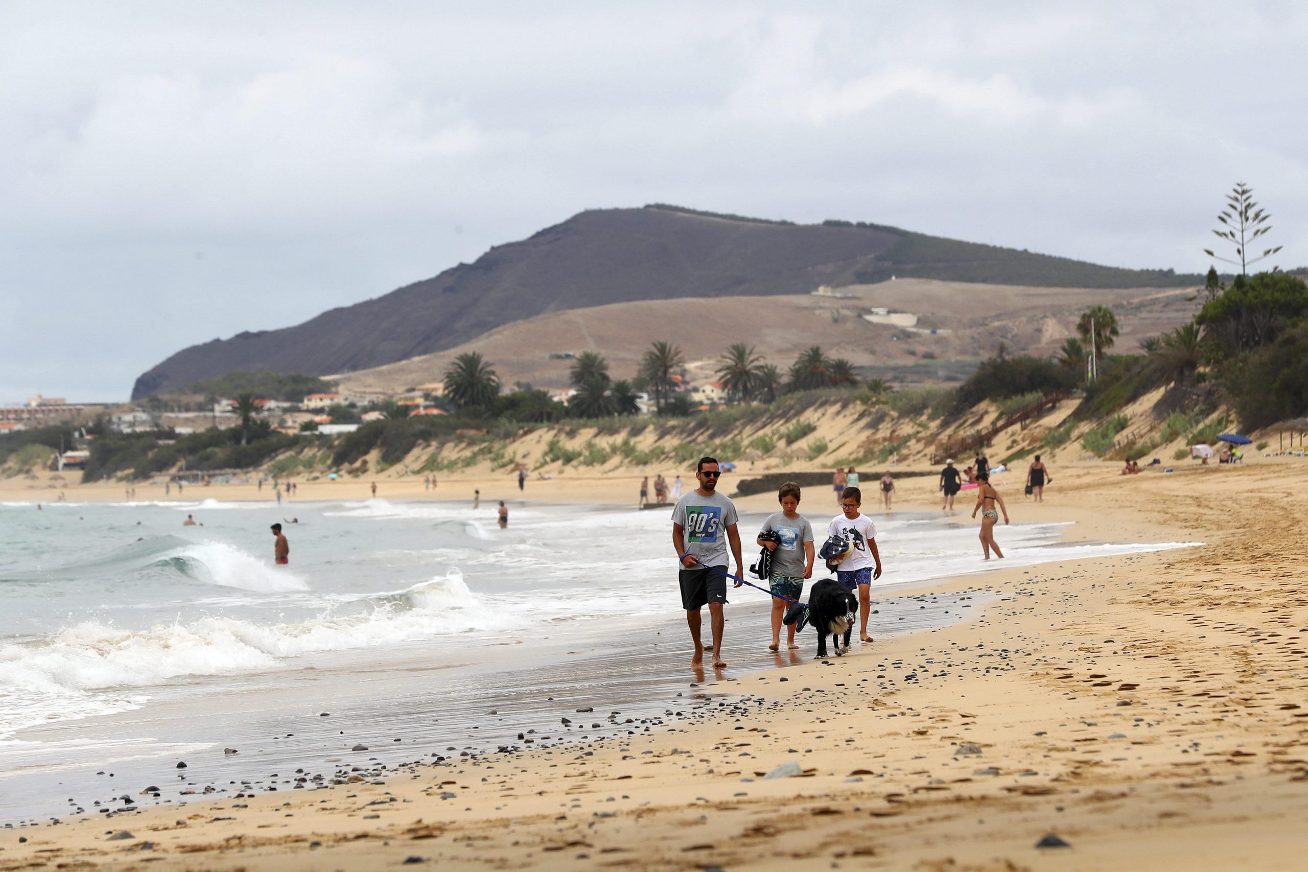 “Merece o total repúdio”. Com os casos a aumentar, o presidente da câmara do Porto Santo diz que a atitude de alguns jovens de férias na ilha é “inqualificável”