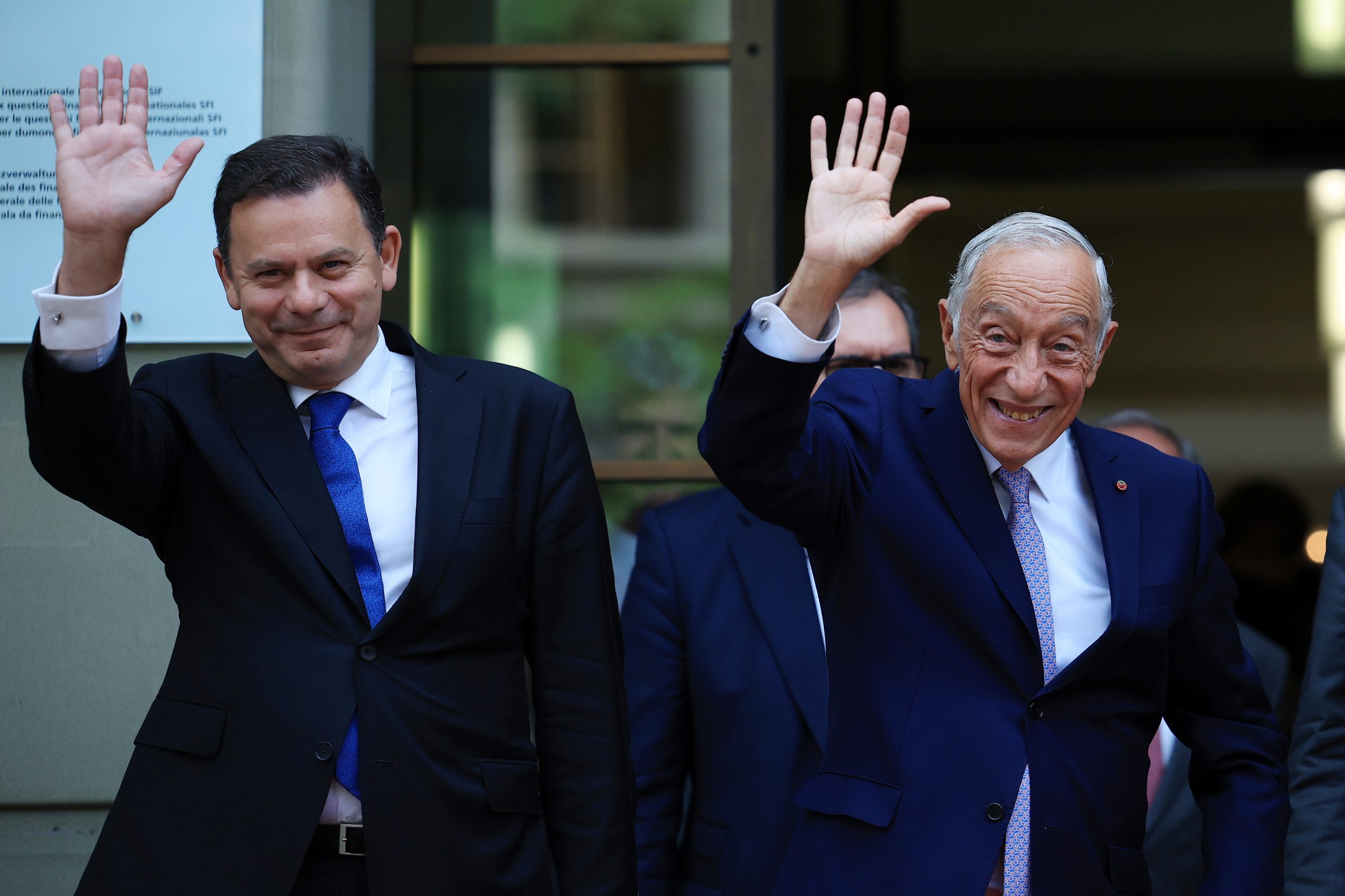 Portugueses confiam mais em Montenegro do que em Marcelo, diz sondagem