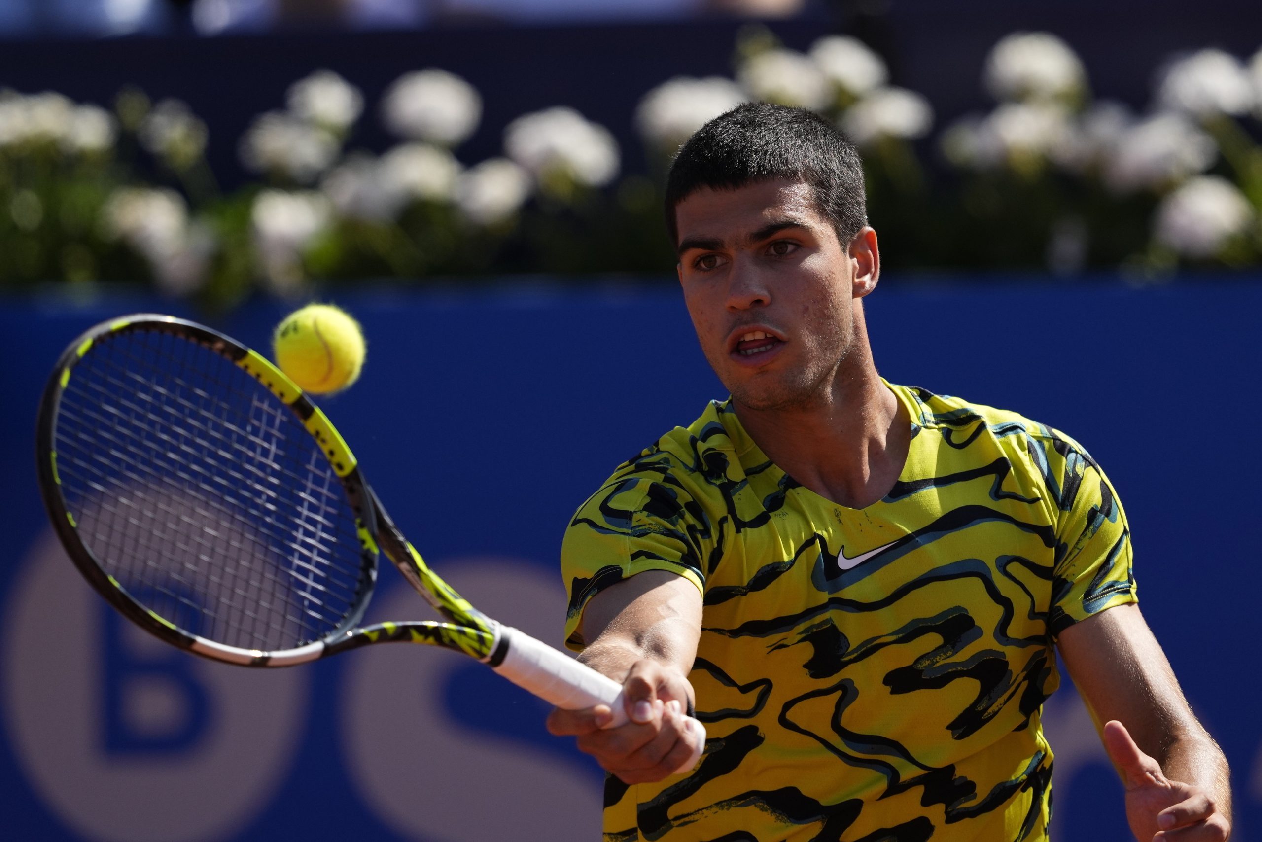 Tenista Carlos Alcaraz revalida título no torneio de Barcelona