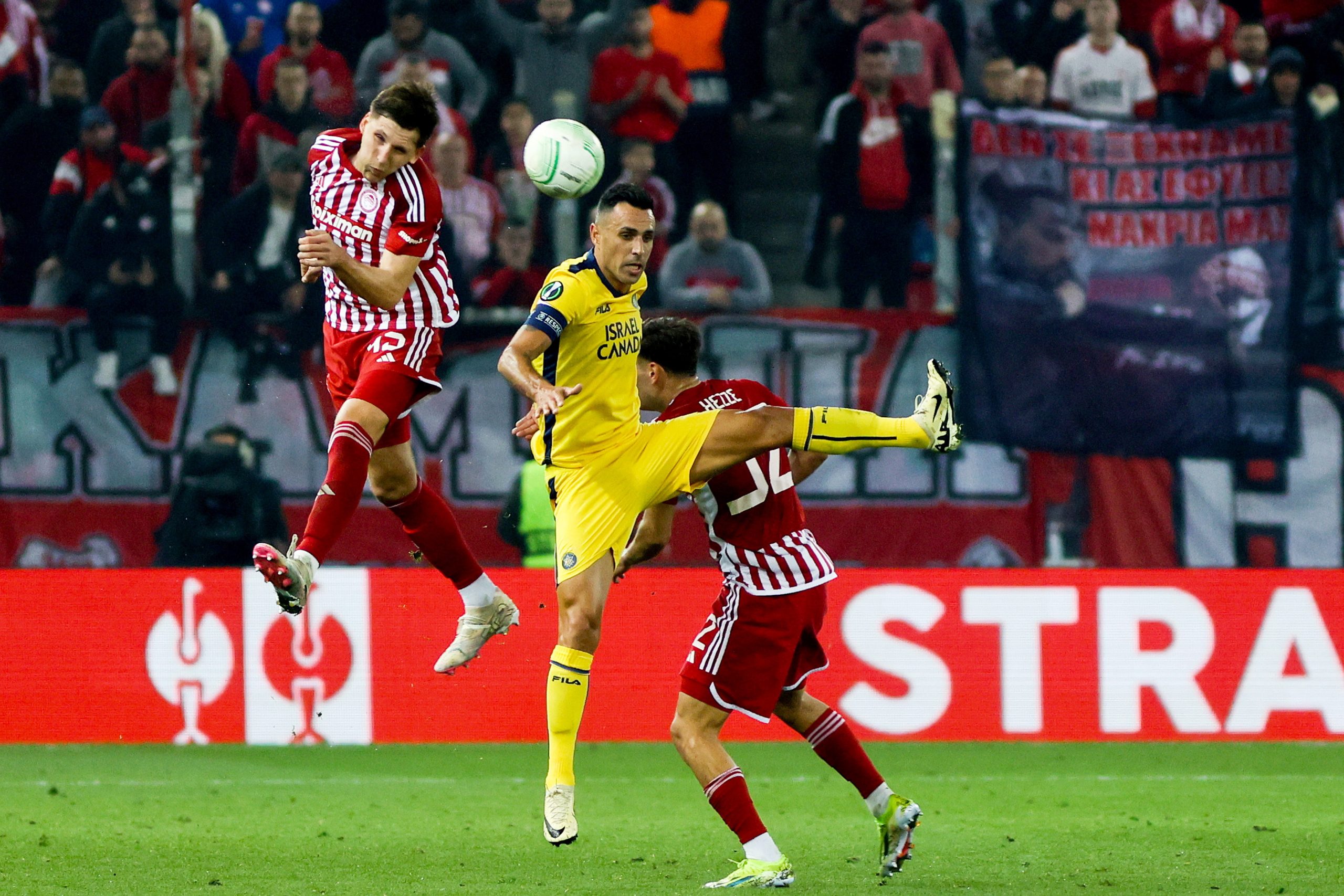 Com quatro portugueses, Olympiacos goleado pelo Maccabi Telavive na Liga Conferência Europa