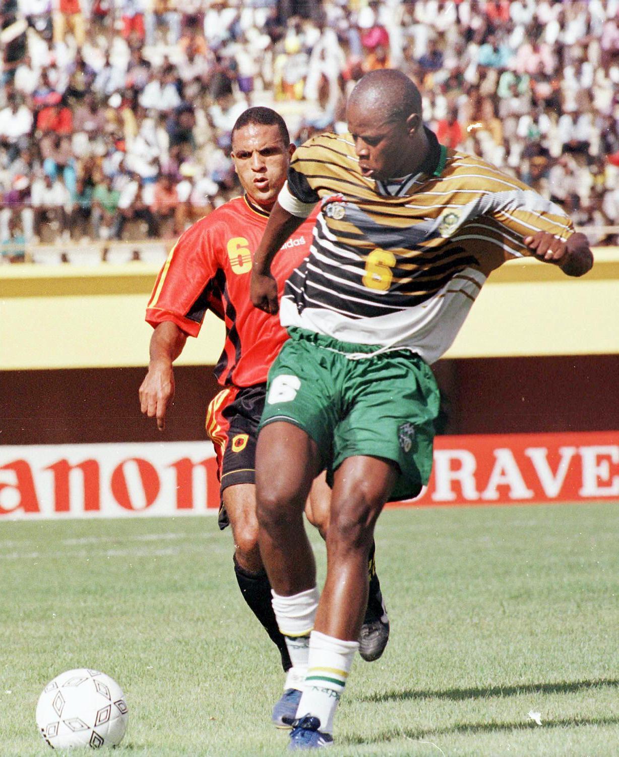 Antigo internacional sul-africano Phil Masinga morre aos 49 anos