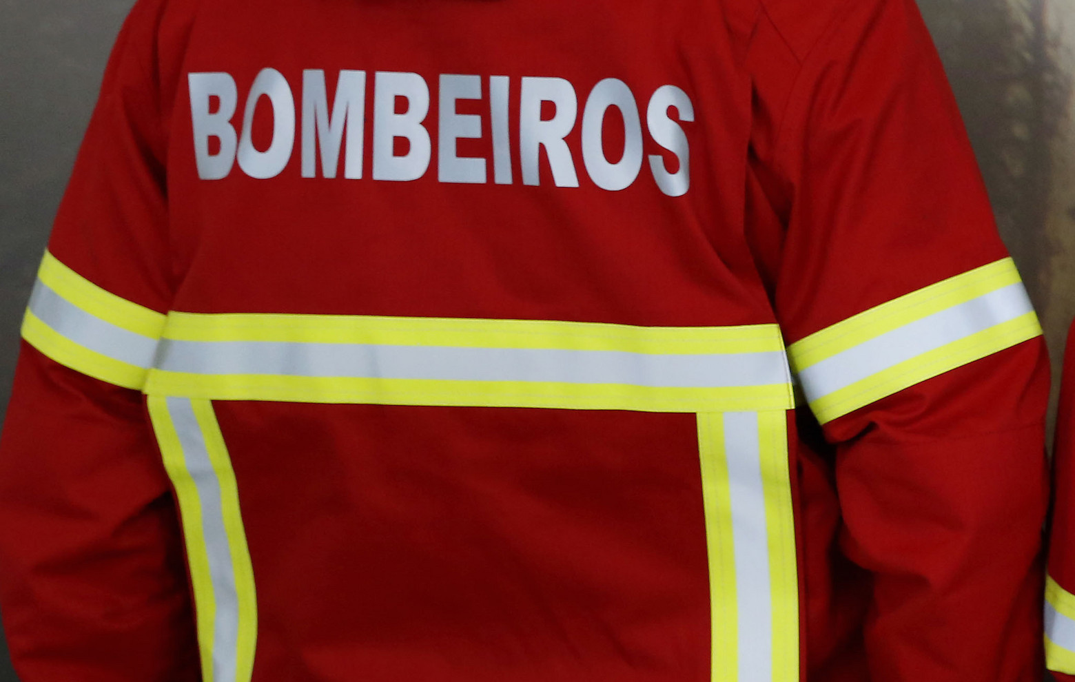 Incêndio destrói fábrica de pasta de papel em Castanheira de Pêra