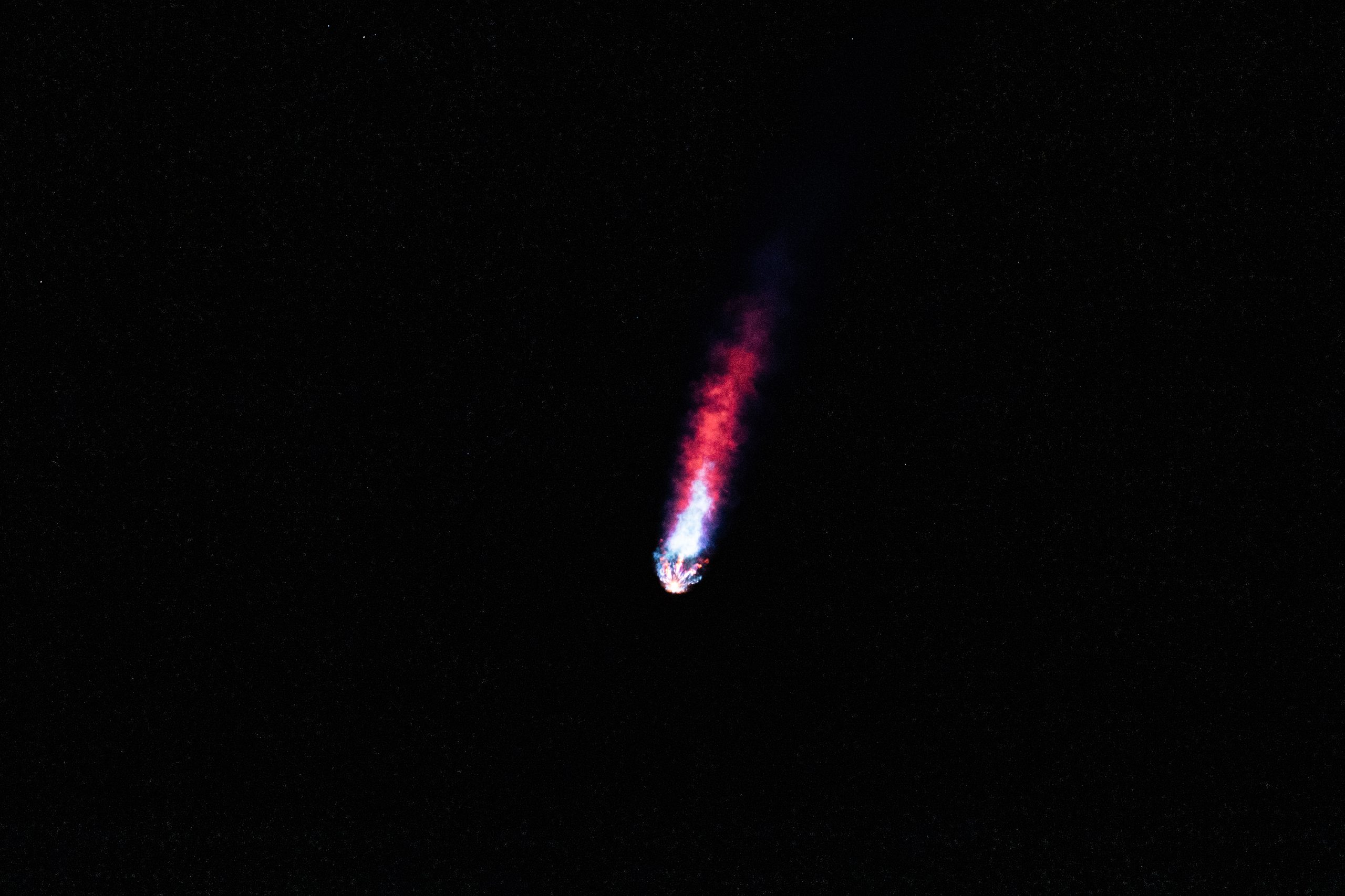Viagem da SpaceX chega ao espaço. É a primeira tripulação apenas formada por civis