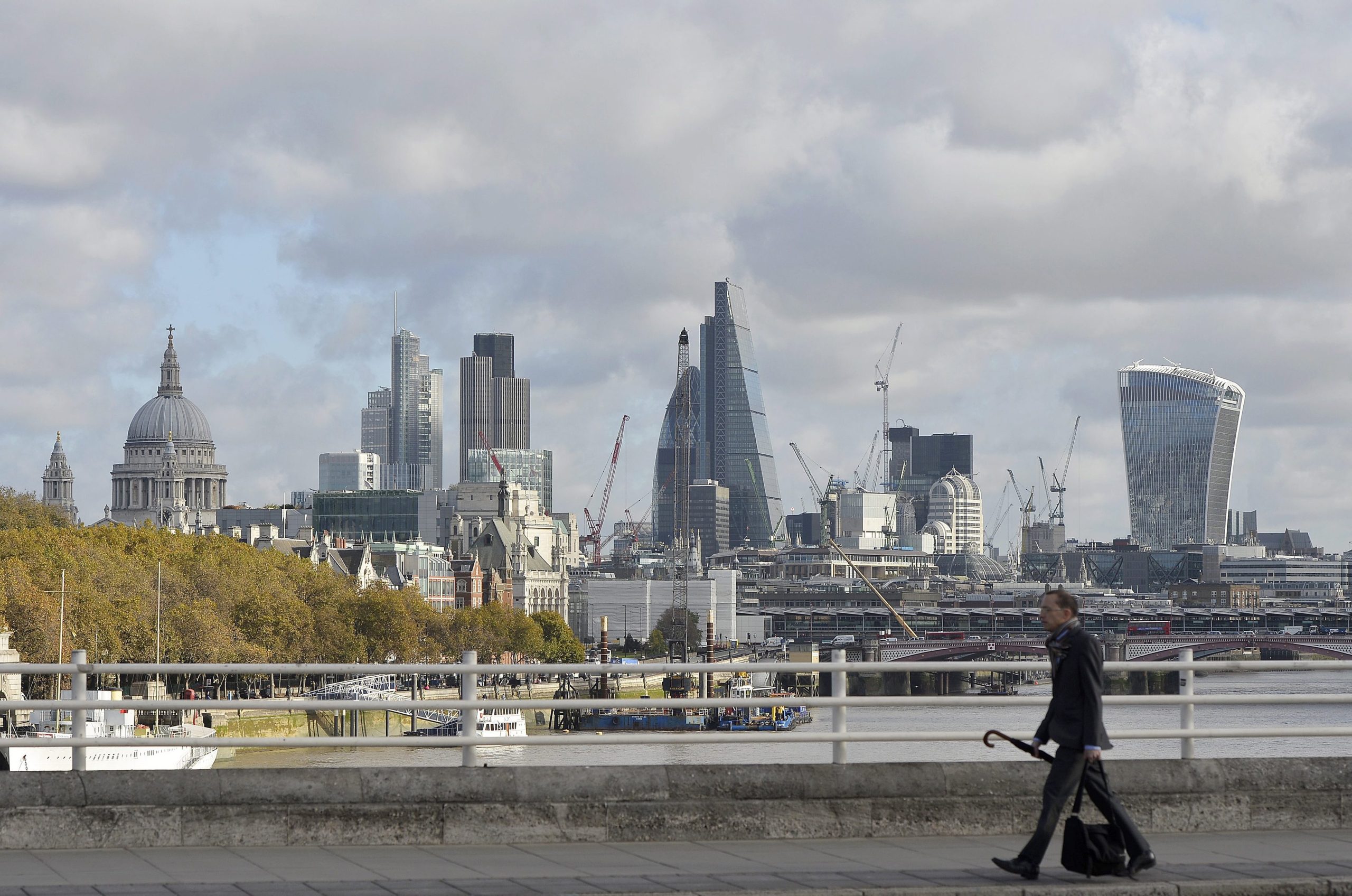 Abaixo-assinado sobre consulado em Londres pede reforço dos meios