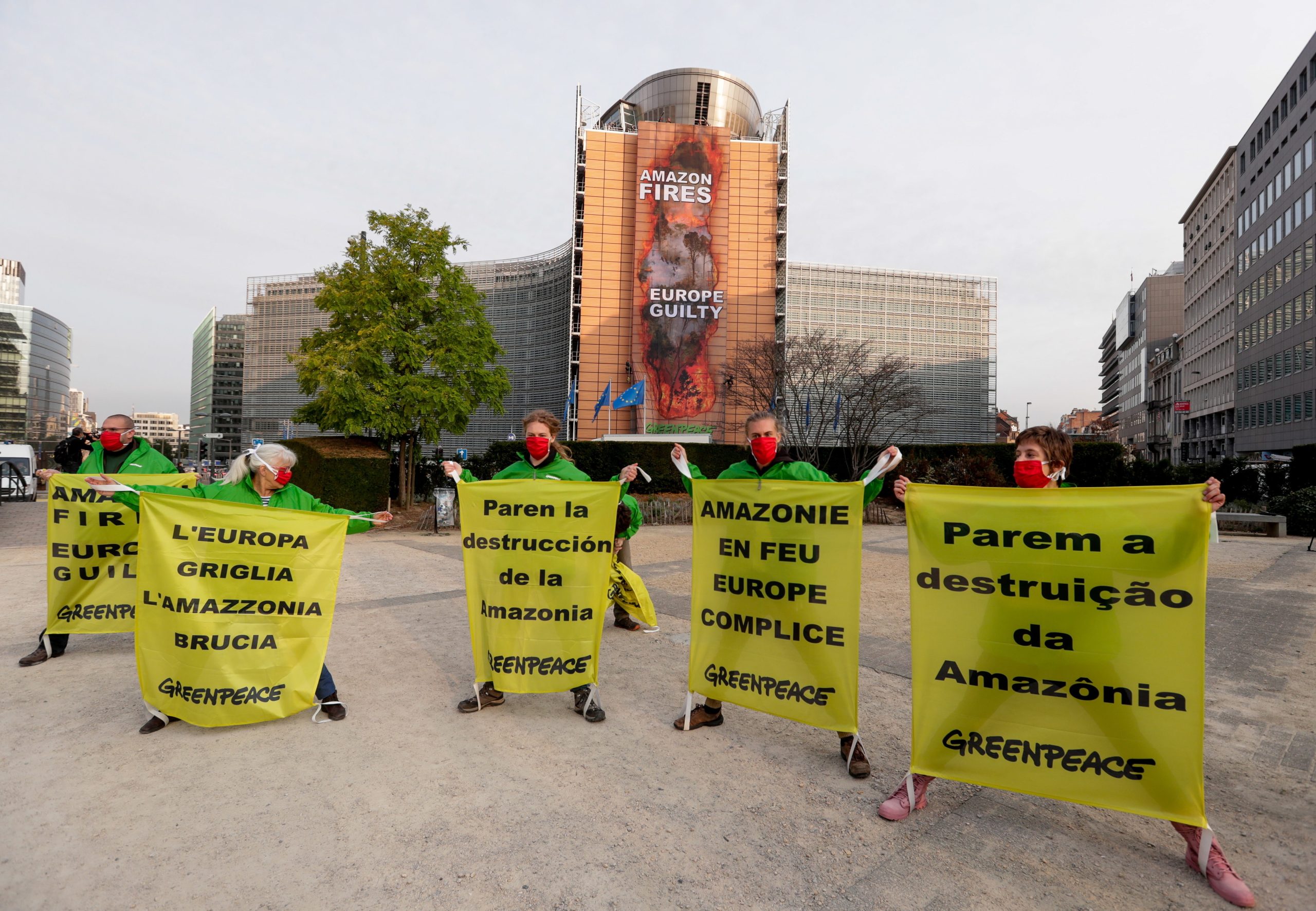 Greenpeace afixa cartaz na sede da Comissão Europeia contra os fogos na Amazónia