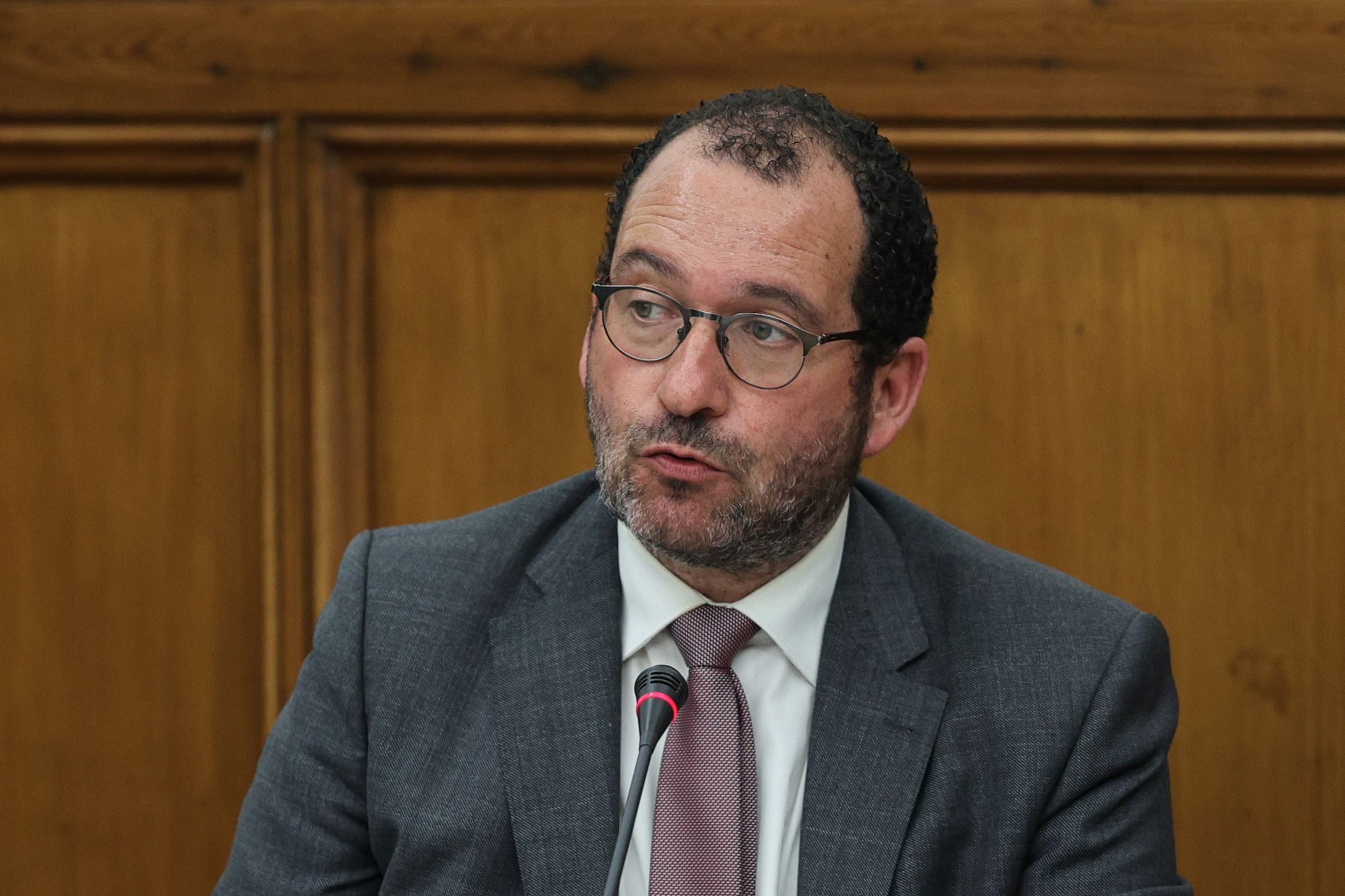 Chamado ao Parlamento, ministro da Educação responde que vinculação de 8.500 professores contraria críticas à revisão dos concursos