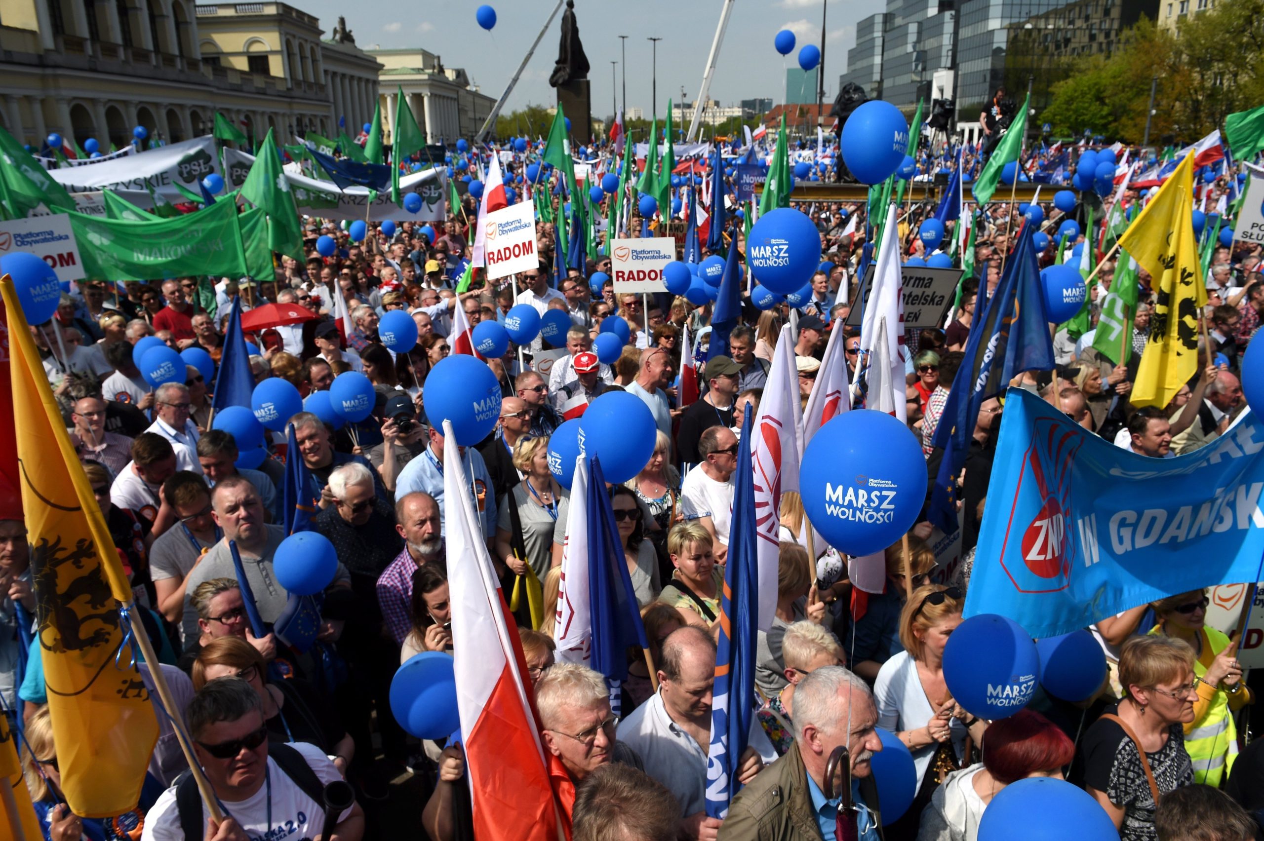 Milhares de pessoas marcham em Varsóvia em protesto contra o Governo nacionalista