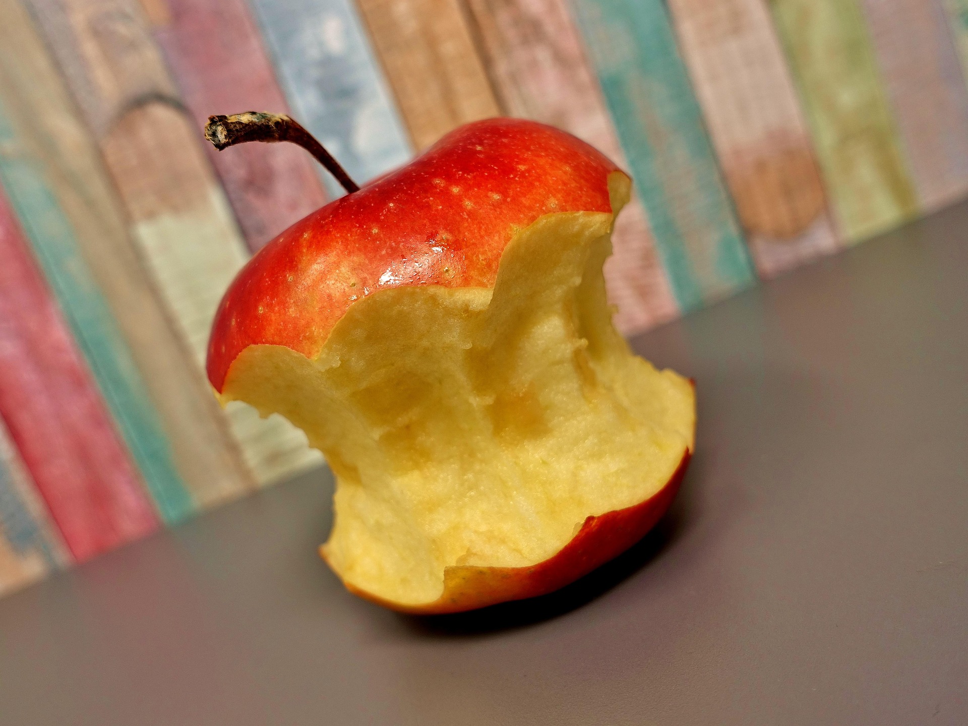 Regra dos cinco segundos? “Ingerir alimentos que caíram ao chão pode representar riscos reais”
