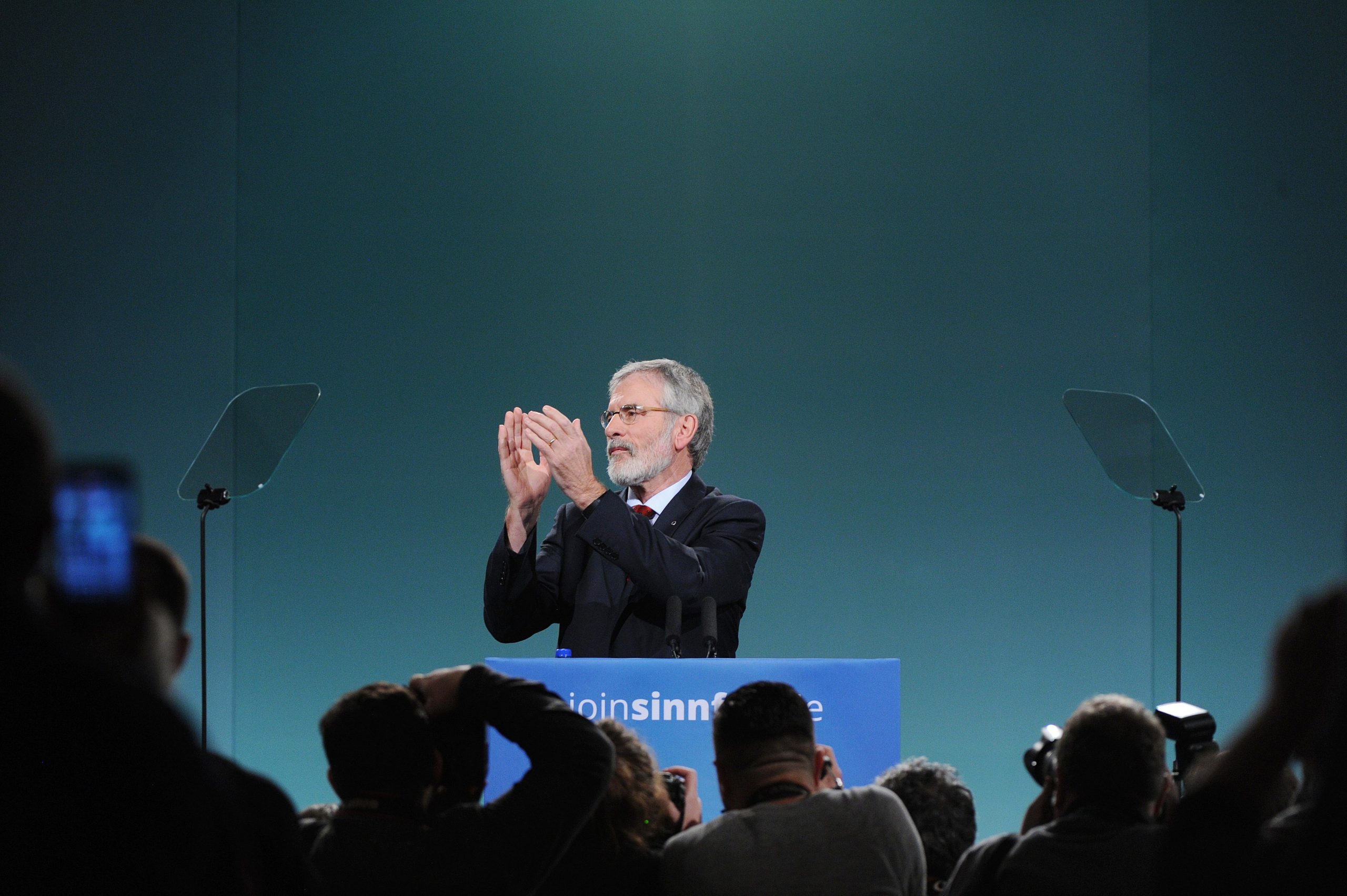 Irlanda: Gerry Adams abandona a liderança do Sinn Féin após 34 anos