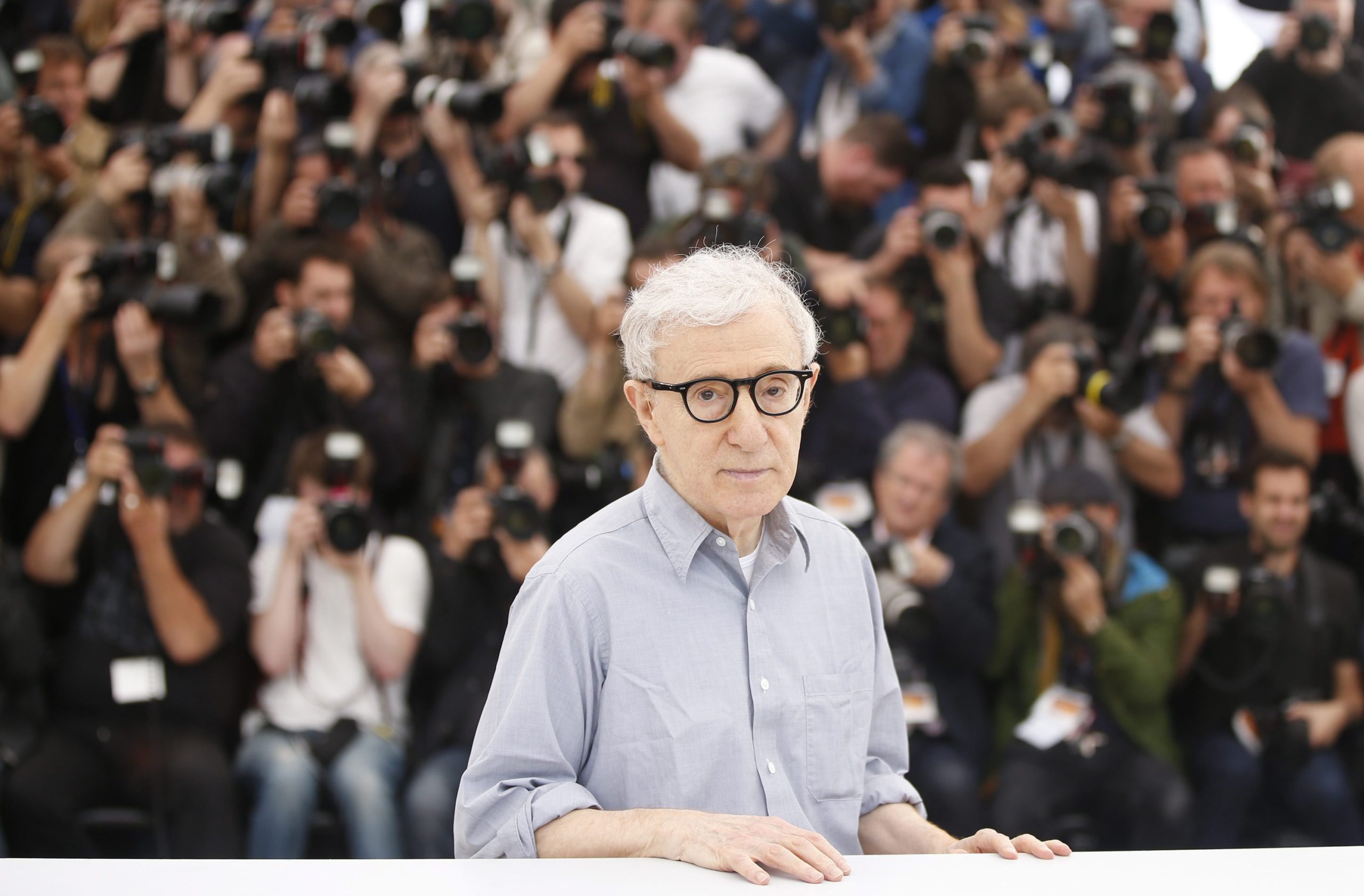 Woody Allen volta a negar abusos à filha adotiva e condena cinismo da família Farrow