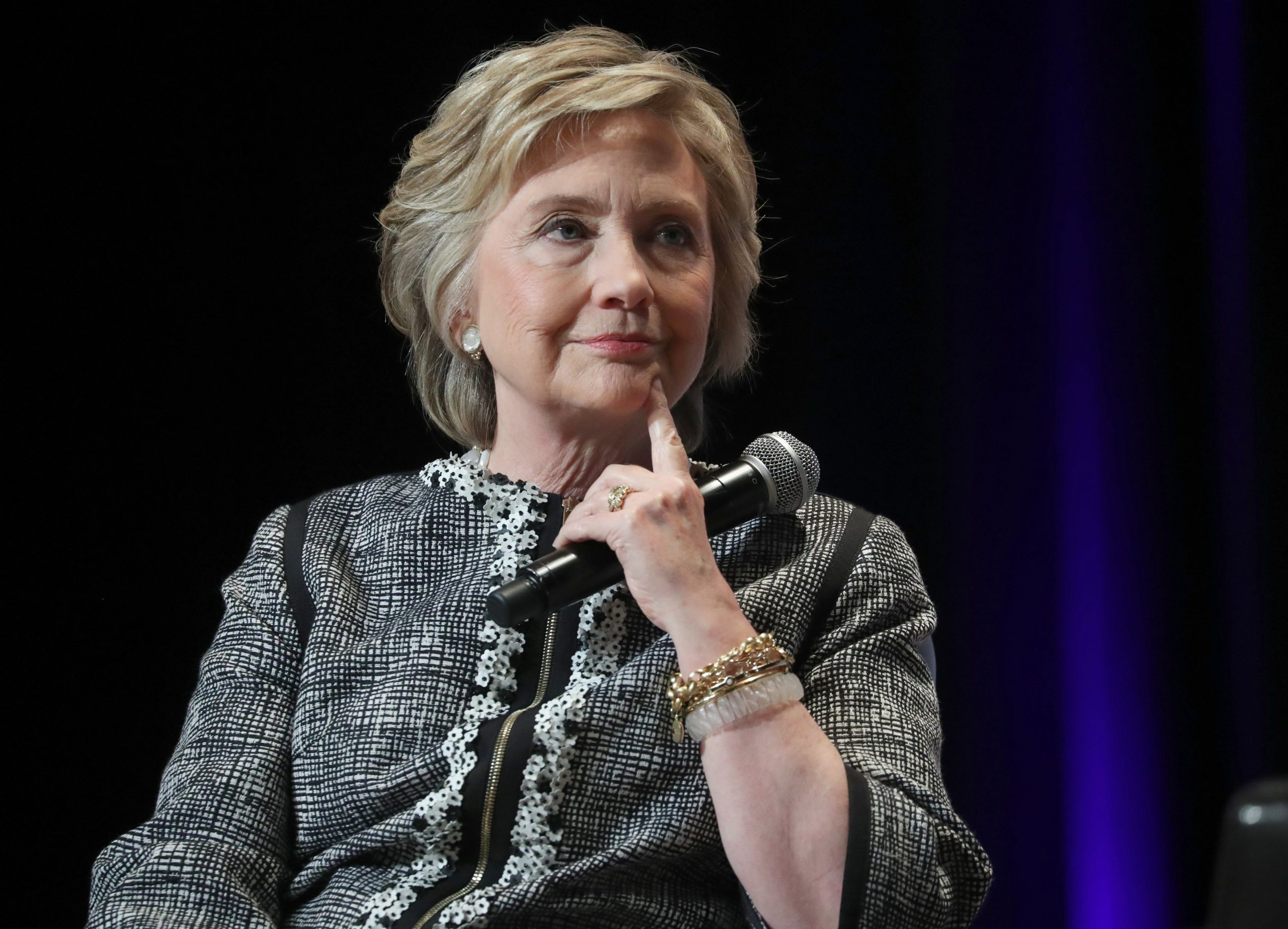 E o prémio vai para… Hillary Clinton. A democrata lê livro polémico sobre Trump na noite dos Grammy’s