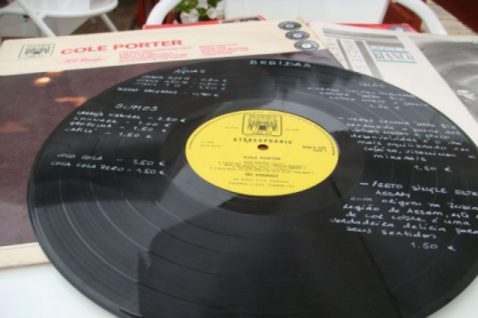 Play it again. Vendas de discos de vinil ultrapassam downloads de música