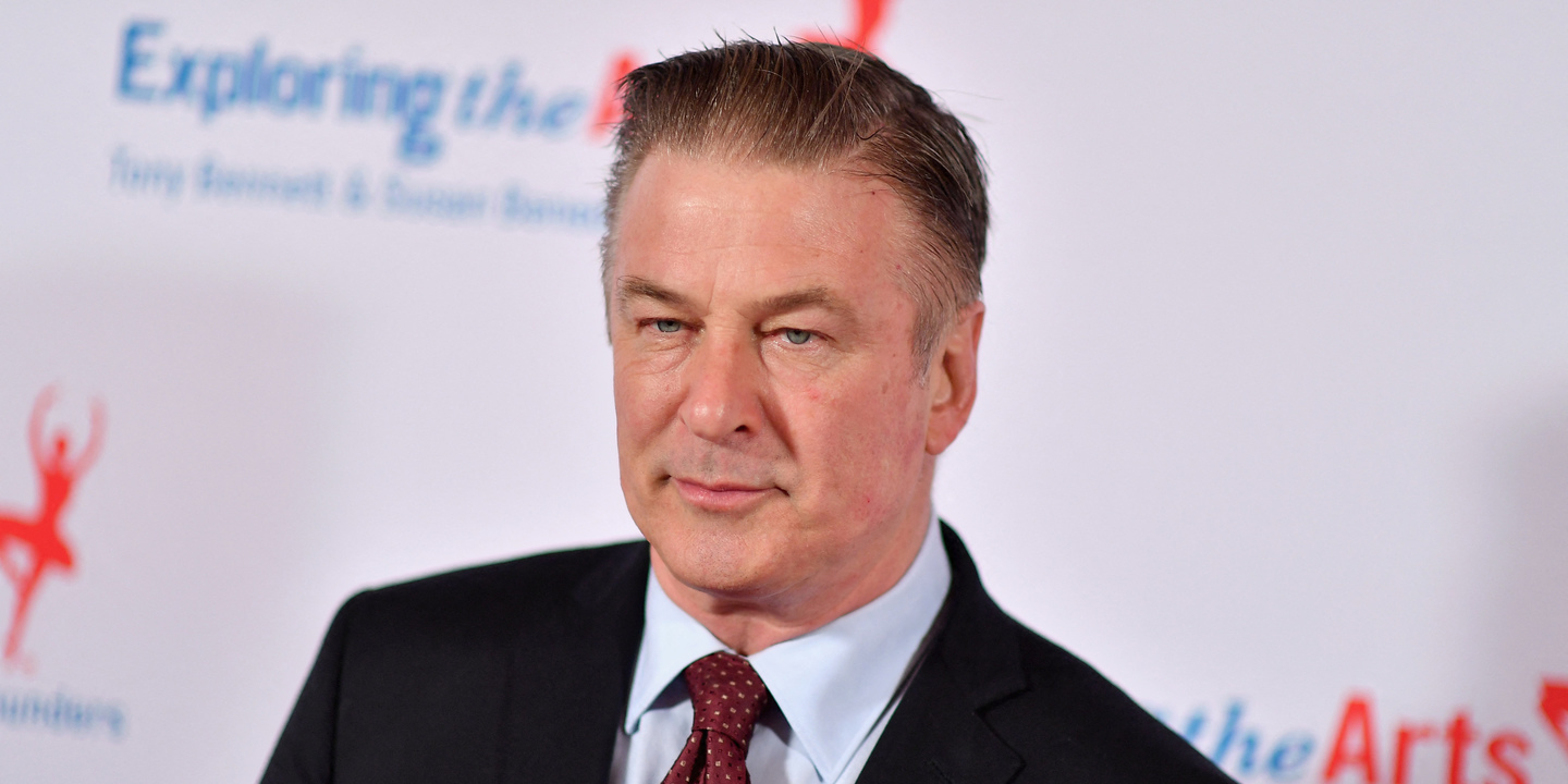 Ator Alec Baldwin entrega telemóvel para investigação a incidente em filmagens