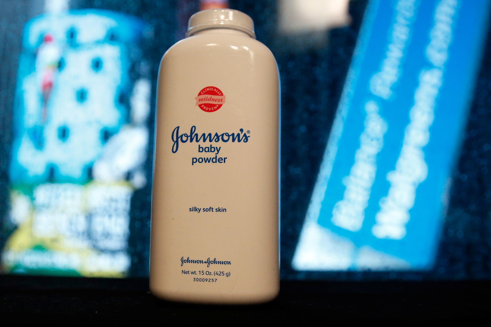 Johnson & Johnson vai deixar de vender pó de talco para bebés em 2023