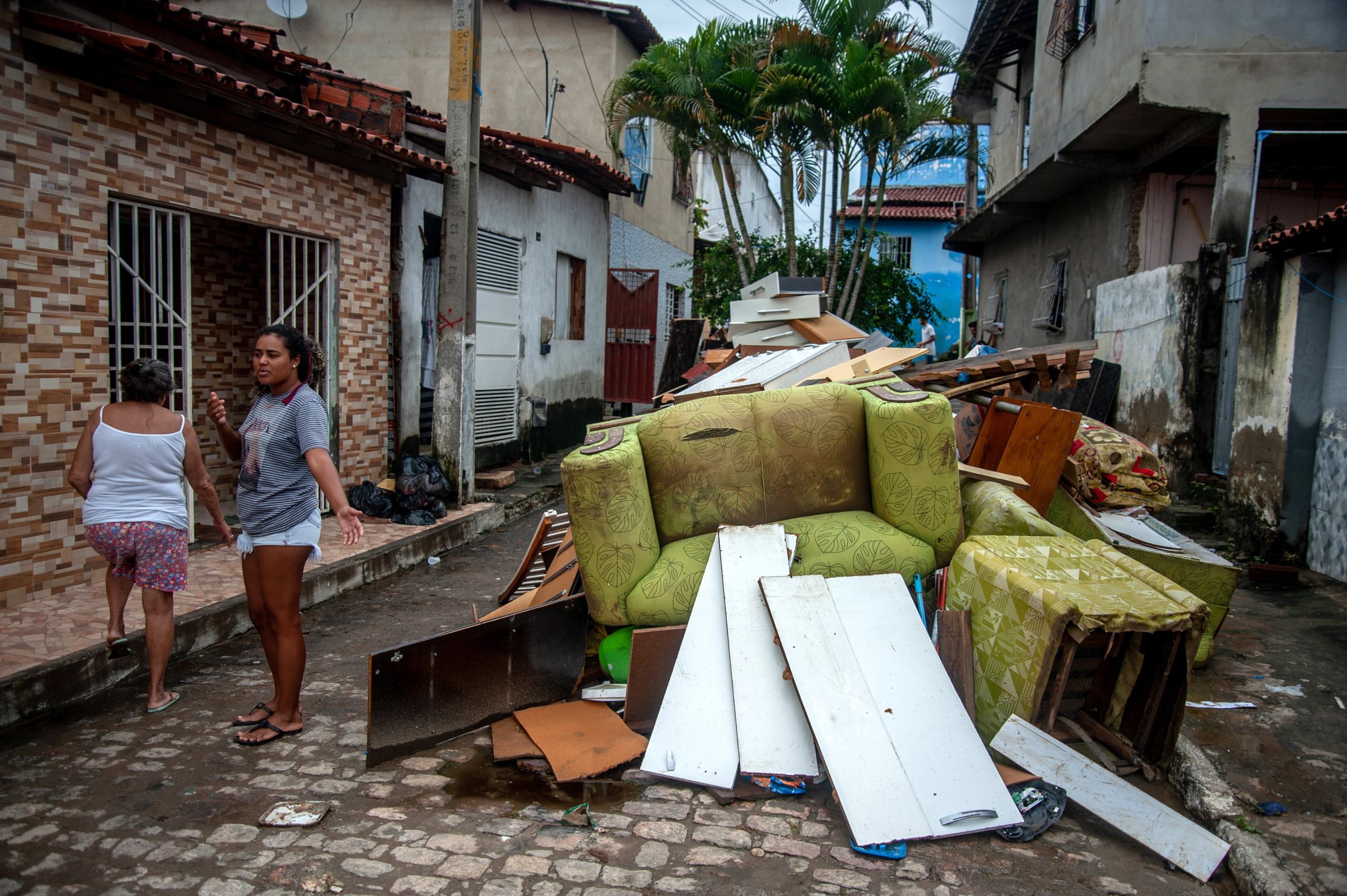 Sobe para 21 número de mortes pelas chuvas no estado brasileiro da Bahia. Há mais de 77 mil deslocados