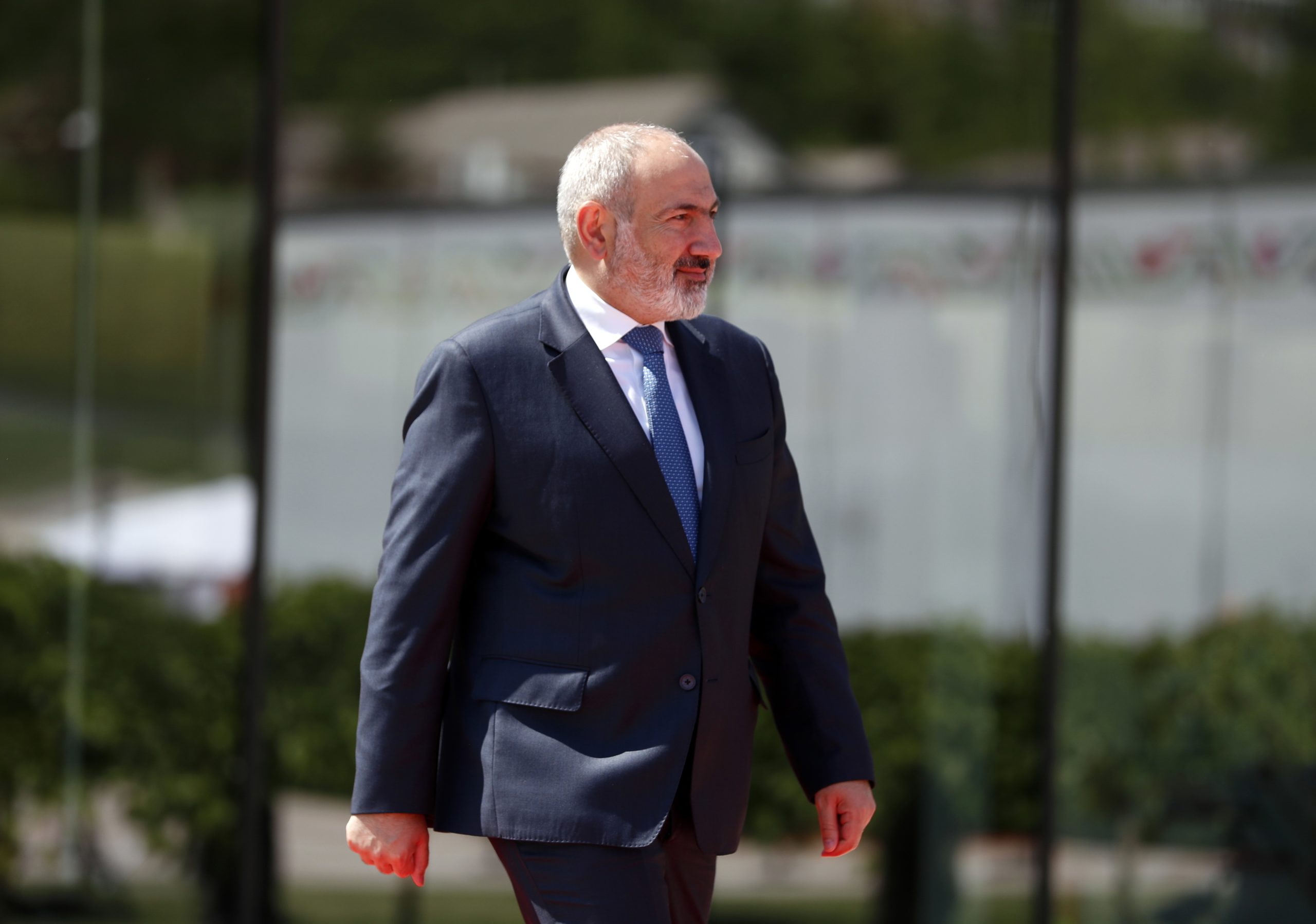 Centenas de manifestantes arménios pedem demissão do primeiro-ministro Nikol Pashinyan