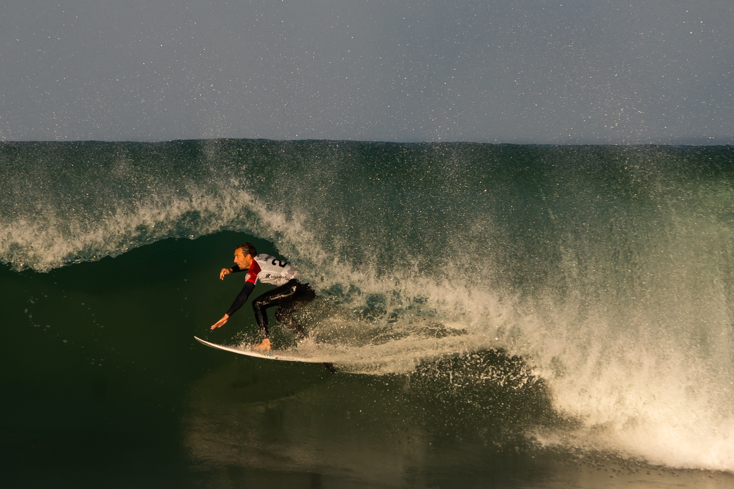 Frederico Morais avança para ‘oitavos’ num dia de ondas perfeitas em Supertubos