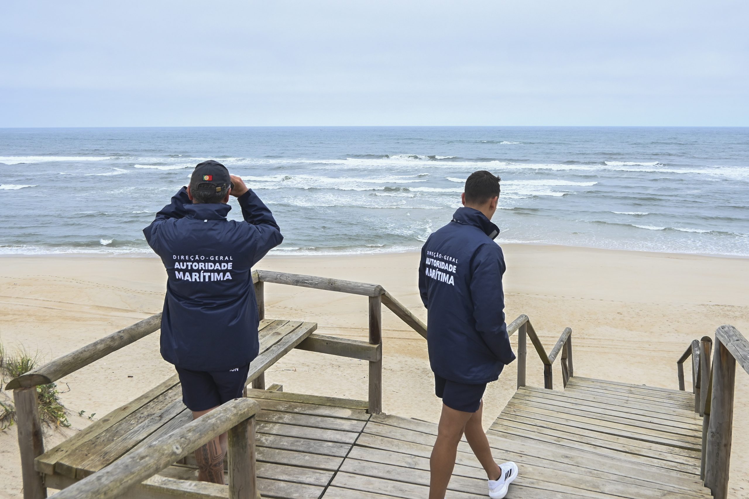 Buscas por pescadores desaparecidos prosseguem durante a noite