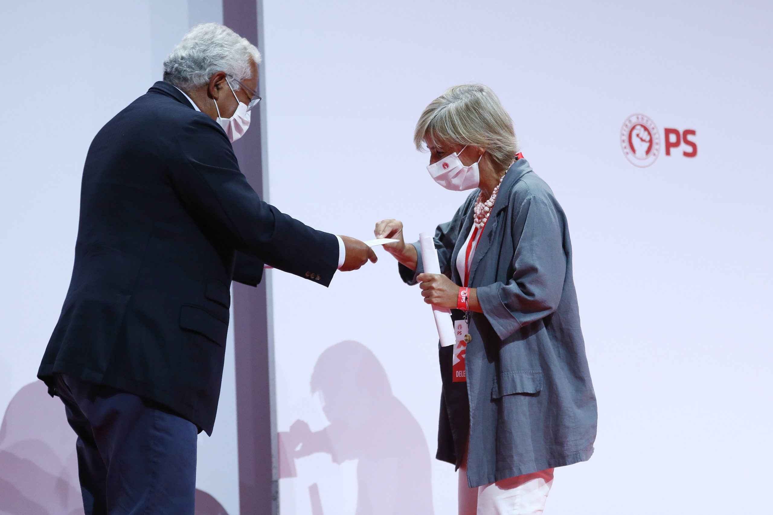 “Estreante” Marta Temido recebe cartão de militante do secretário-geral do PS