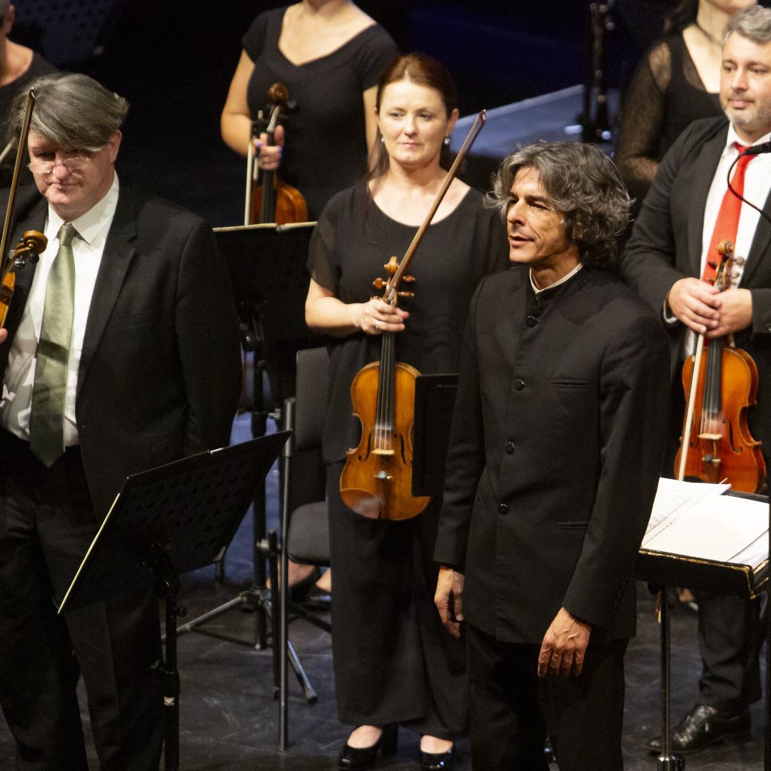 Um maestro apaixonado, um acordeonista do outro mundo e a Orquestra Metropolitana entram num bar…
