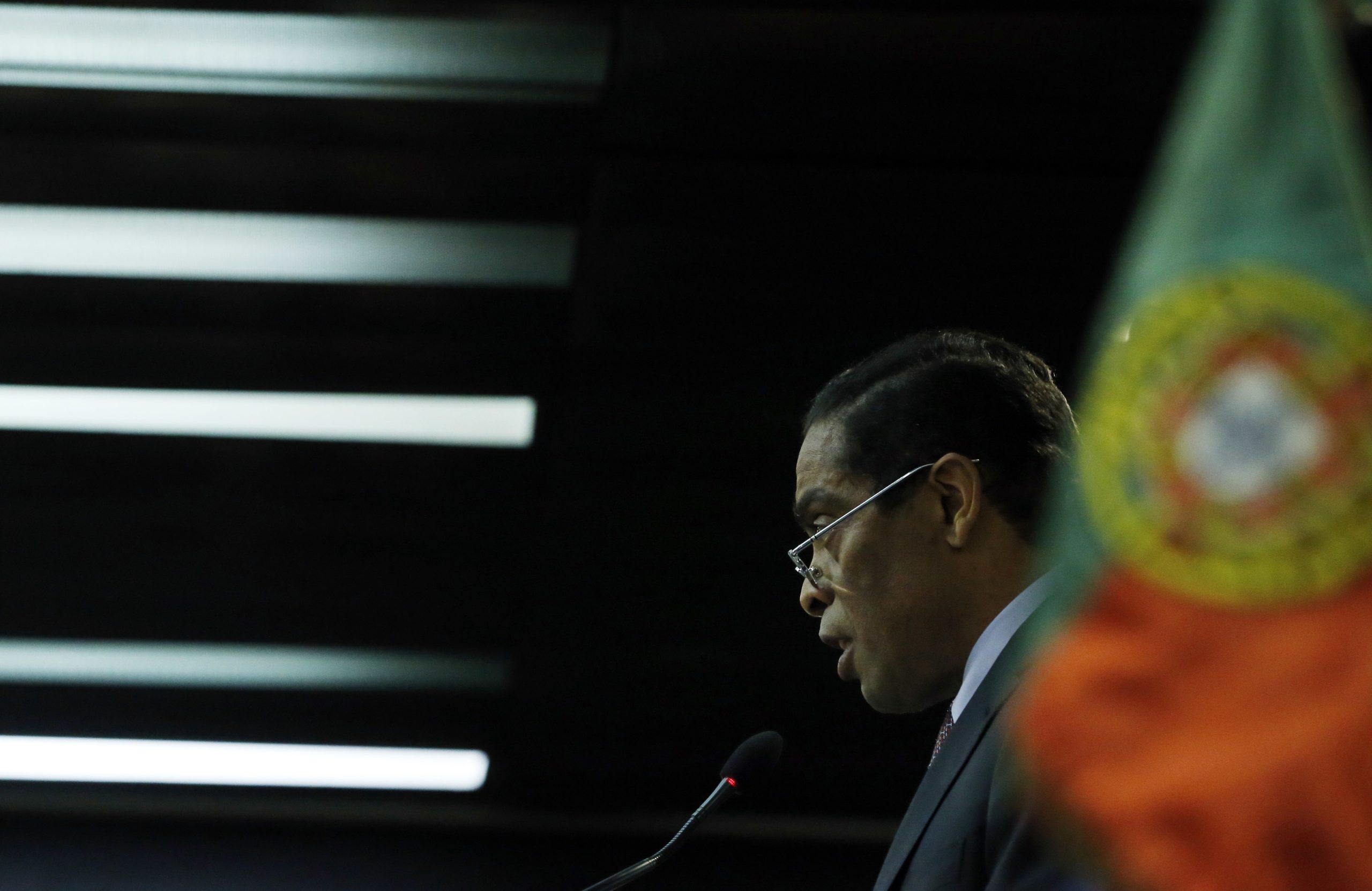 Álvaro Sobrinho sujeito a caução de 6 milhões de euros e impedido de sair do país