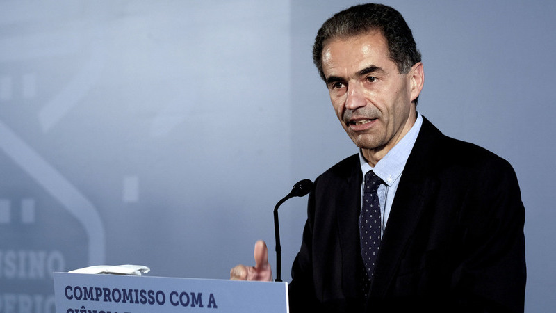 Ministro está “tranquilo” e diz que situação de docentes sem salário é “normal”