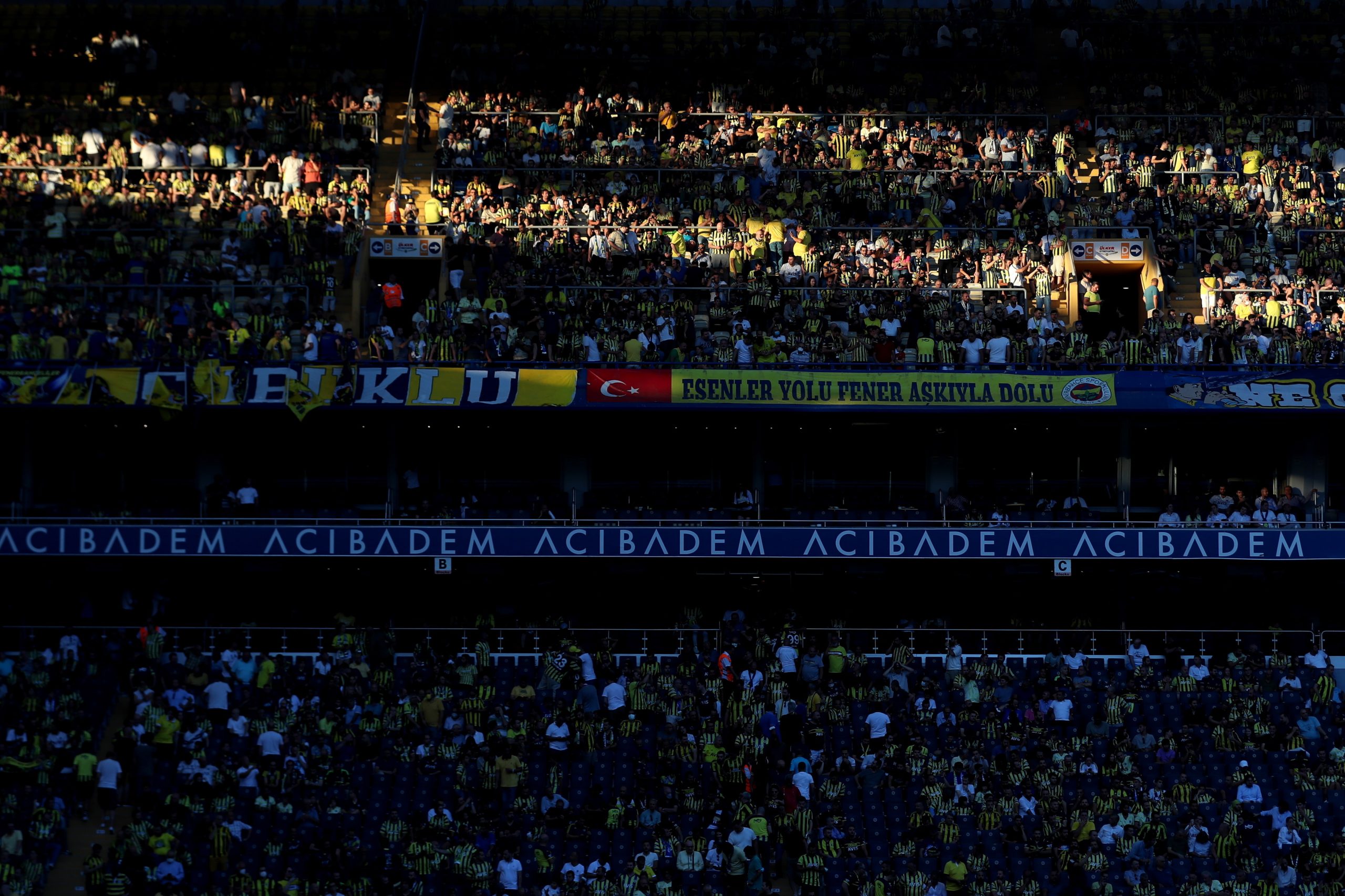 UEFA aplica multa de 50 mil euros ao Fenerbahçe por cânticos de apoio a Putin