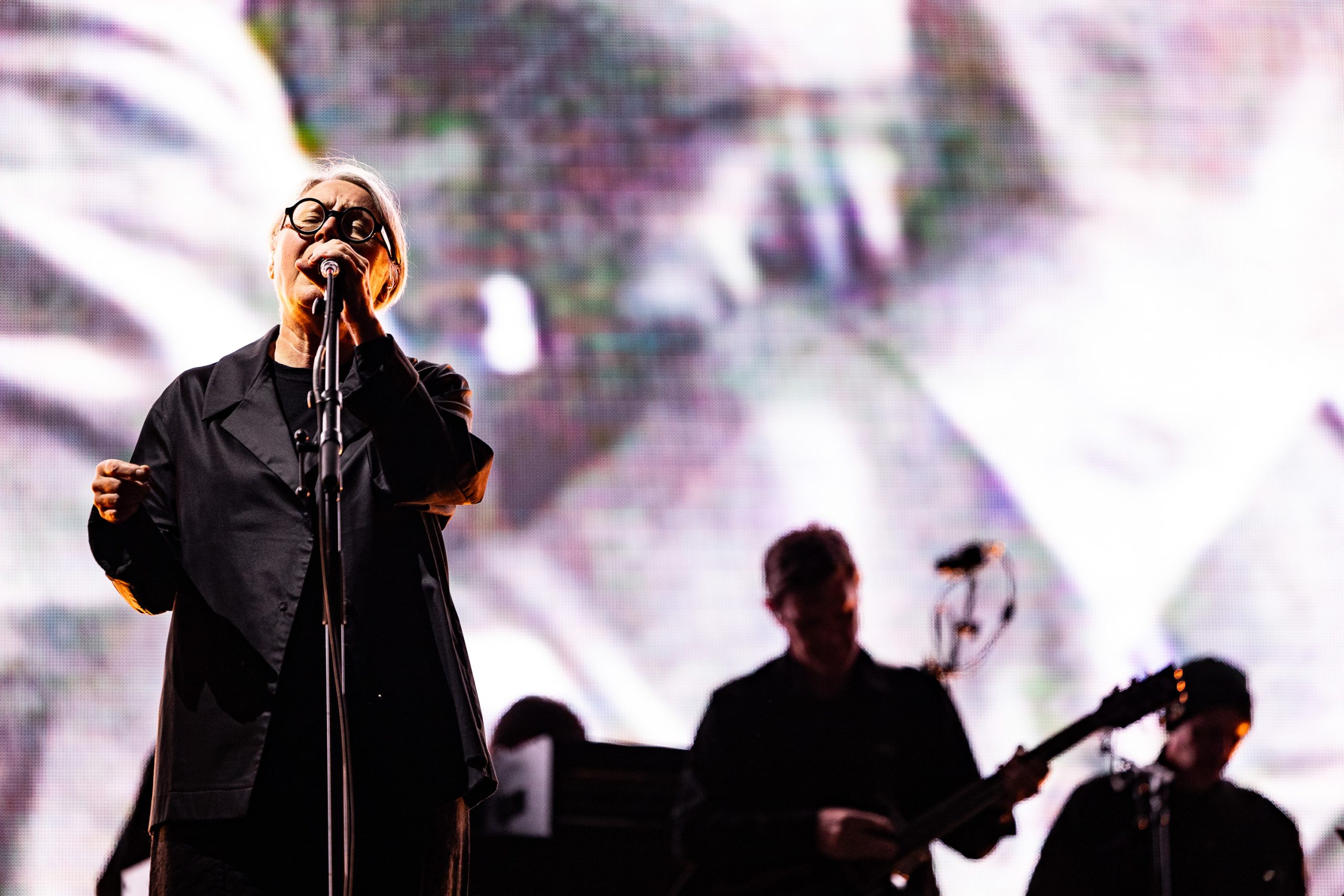 Elementos da banda Massive Attack detidos e interrogados pela polícia de Singapura após concerto
