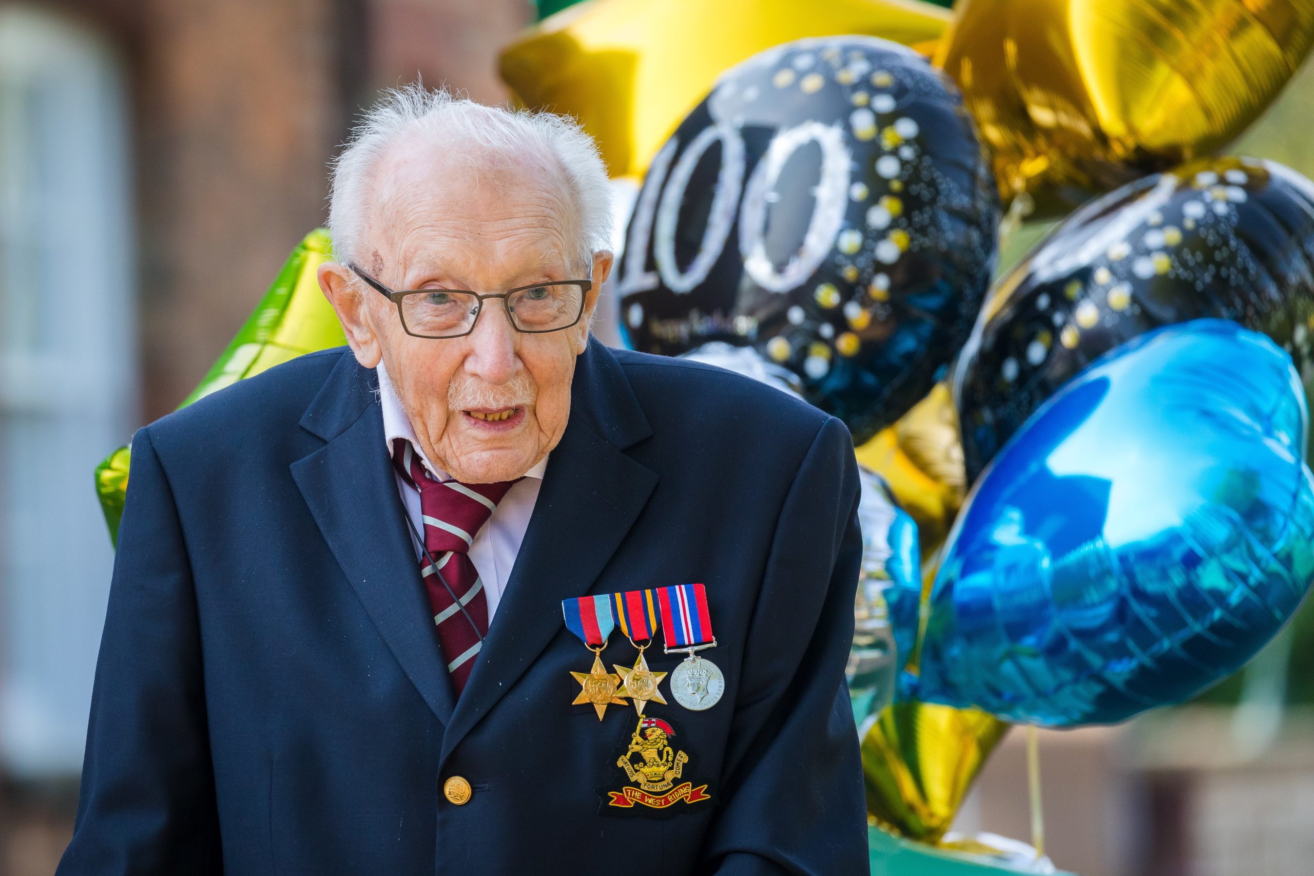 A história de Tom Moore: Com 99 anos, recolheu 30 milhões de euros para o SNS britânico e está a receber milhares de postais de aniversário