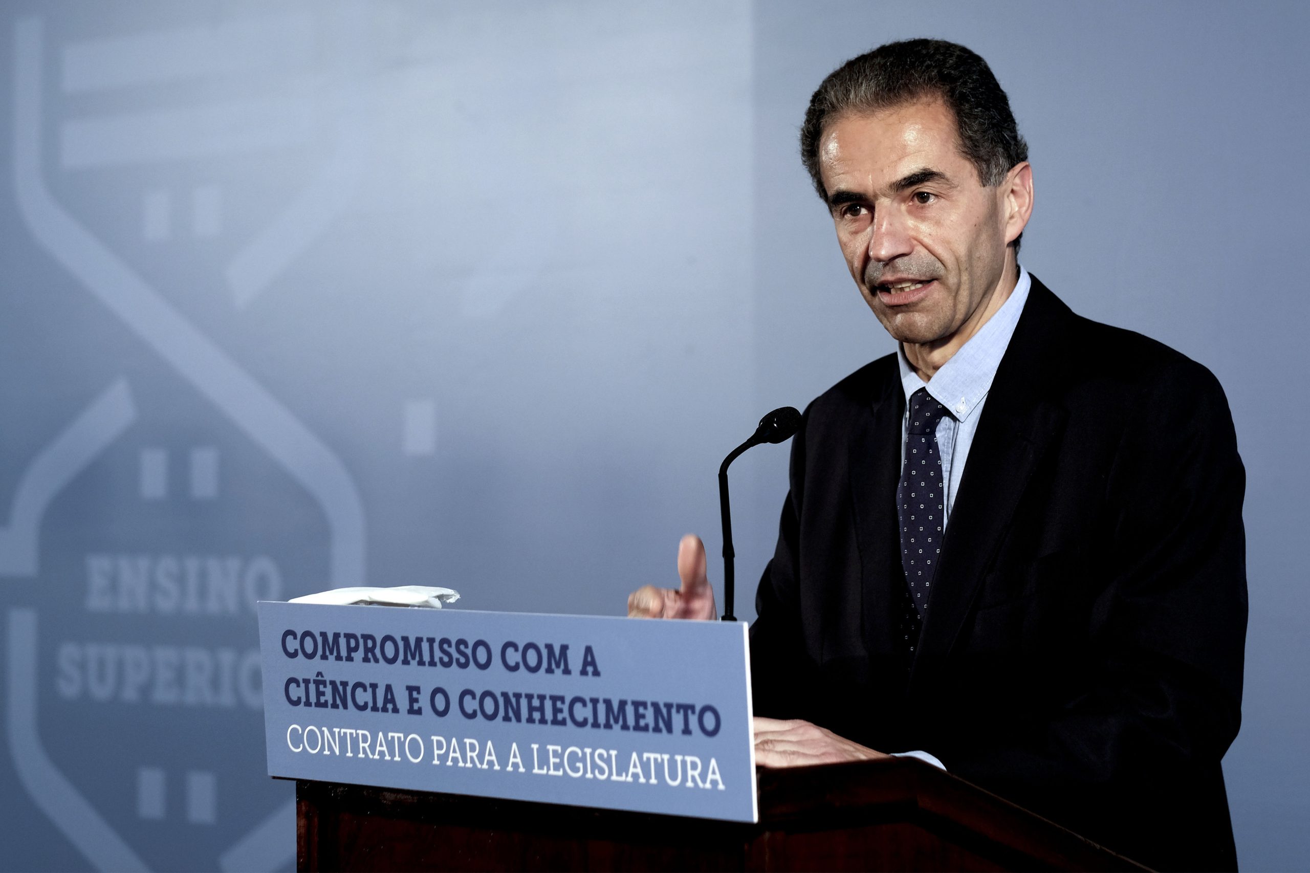 Bolsas de investigação: Ministro assume “responsabilidade política” nos atrasos