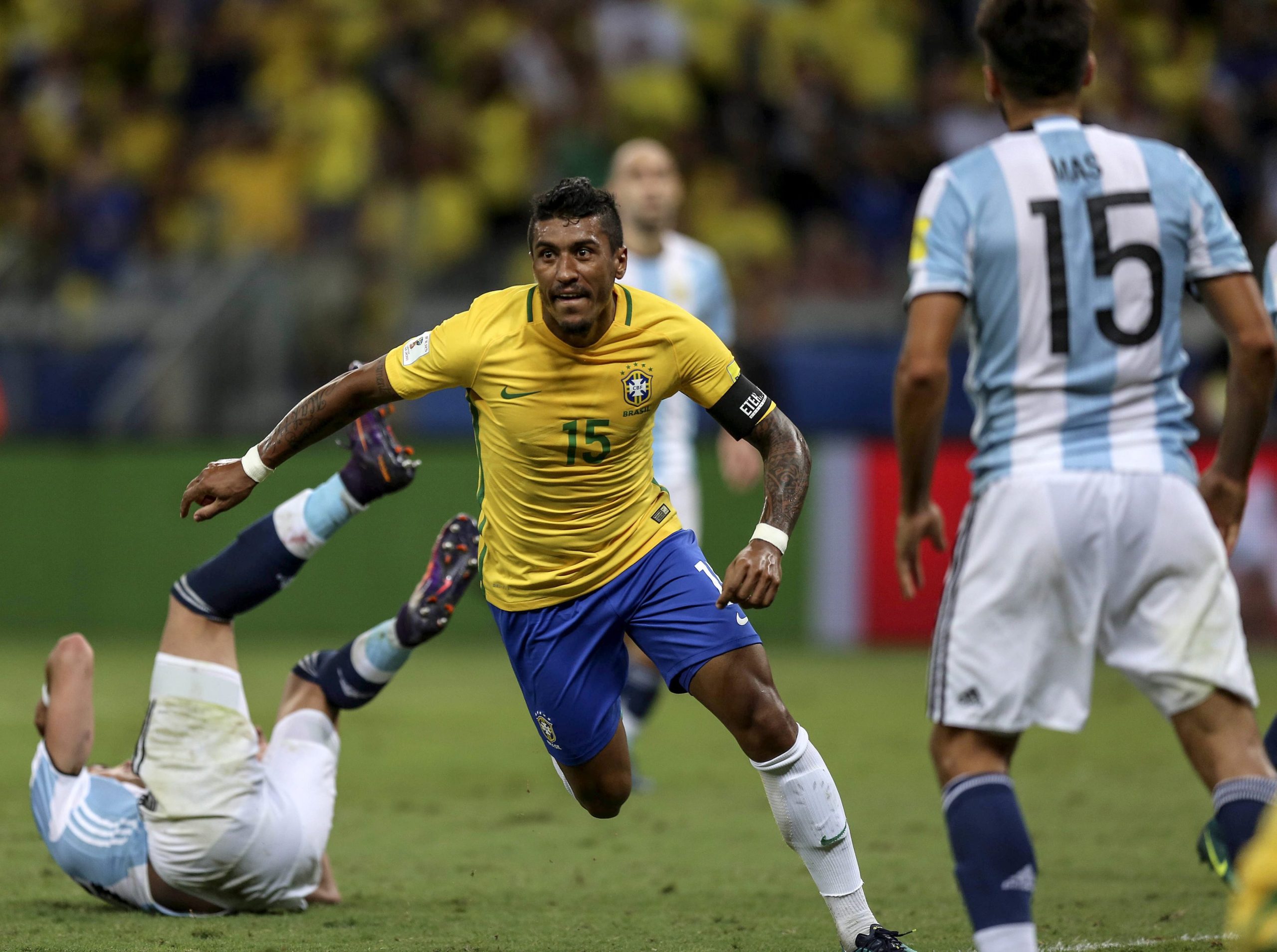Barcelona contrata Paulinho por 40 milhões de euros