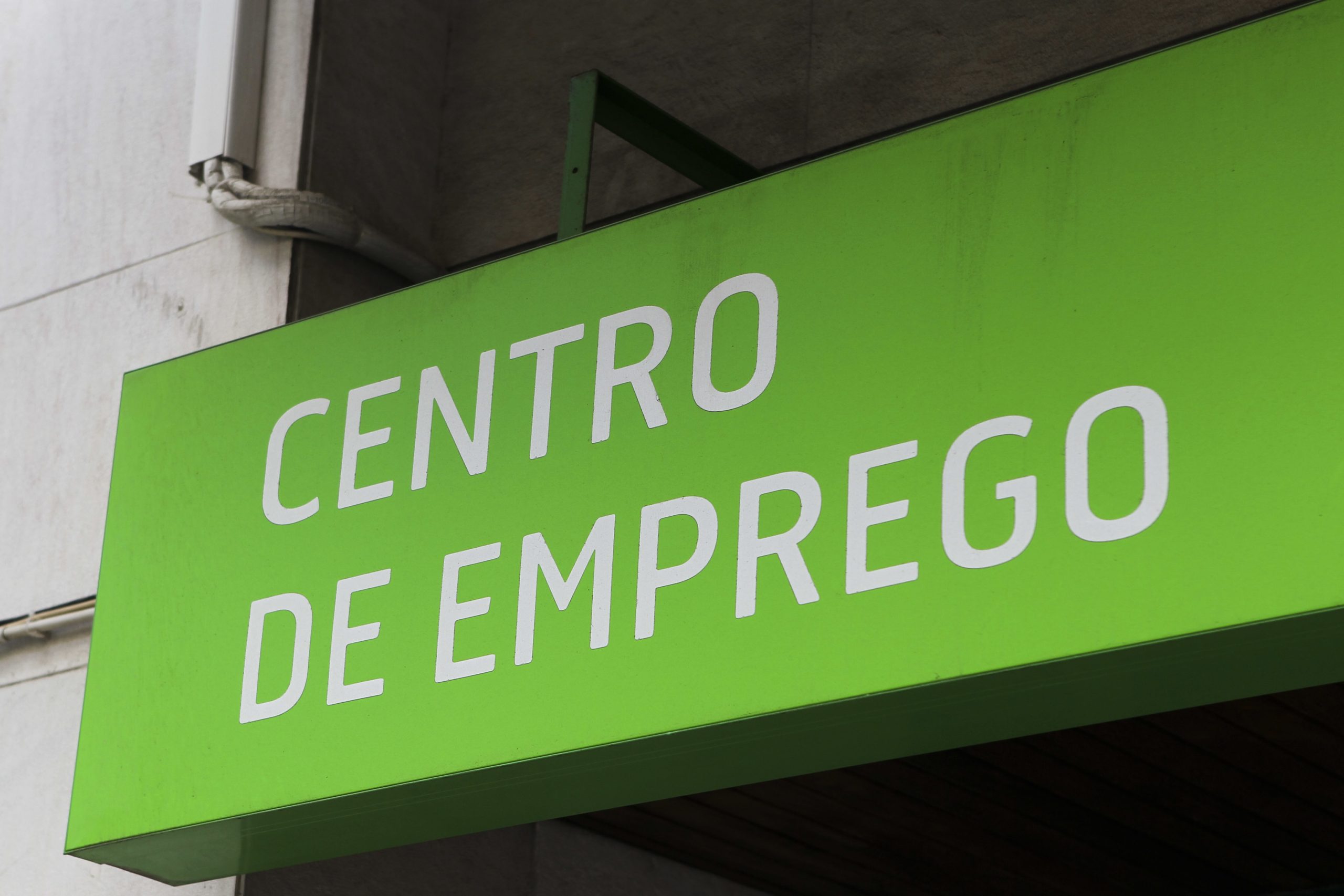 Número de trabalhadores em ‘lay-off’ tradicional cai para metade em maio