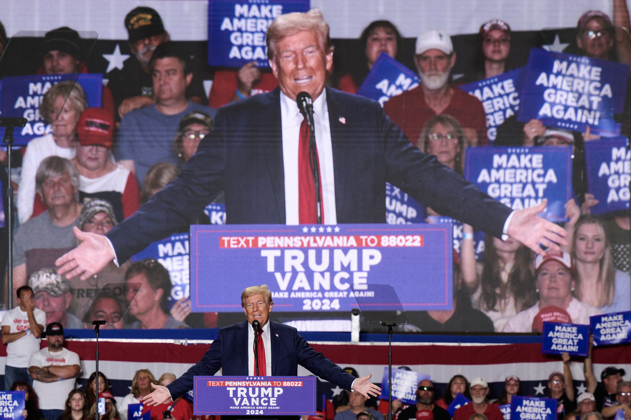 Republicanos repudiam Trump por ter chamado “deficiente mental” a Kamala Harris.