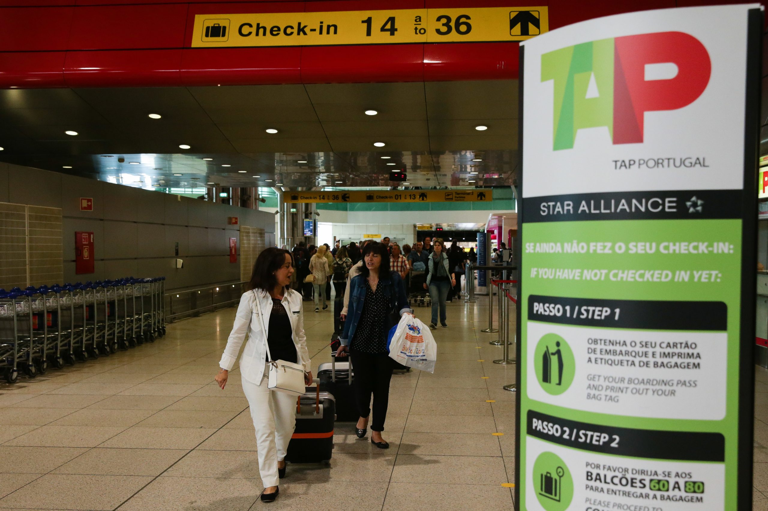 Trabalhadores da TAP entregam pré-aviso de greve para quarta-feira ao trabalho fora da base