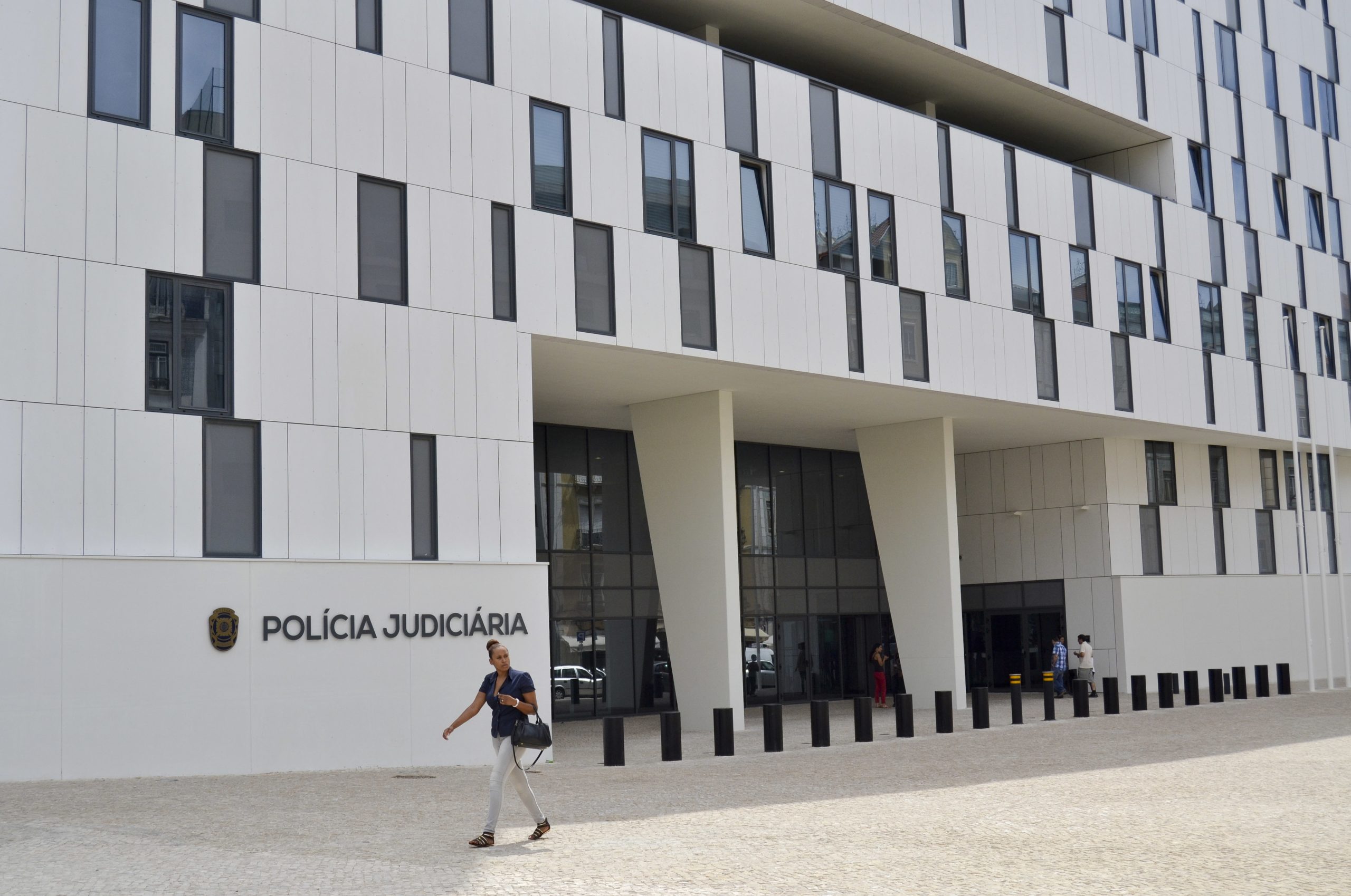 Sede da PJ isolada devido a mala abandonada na rua